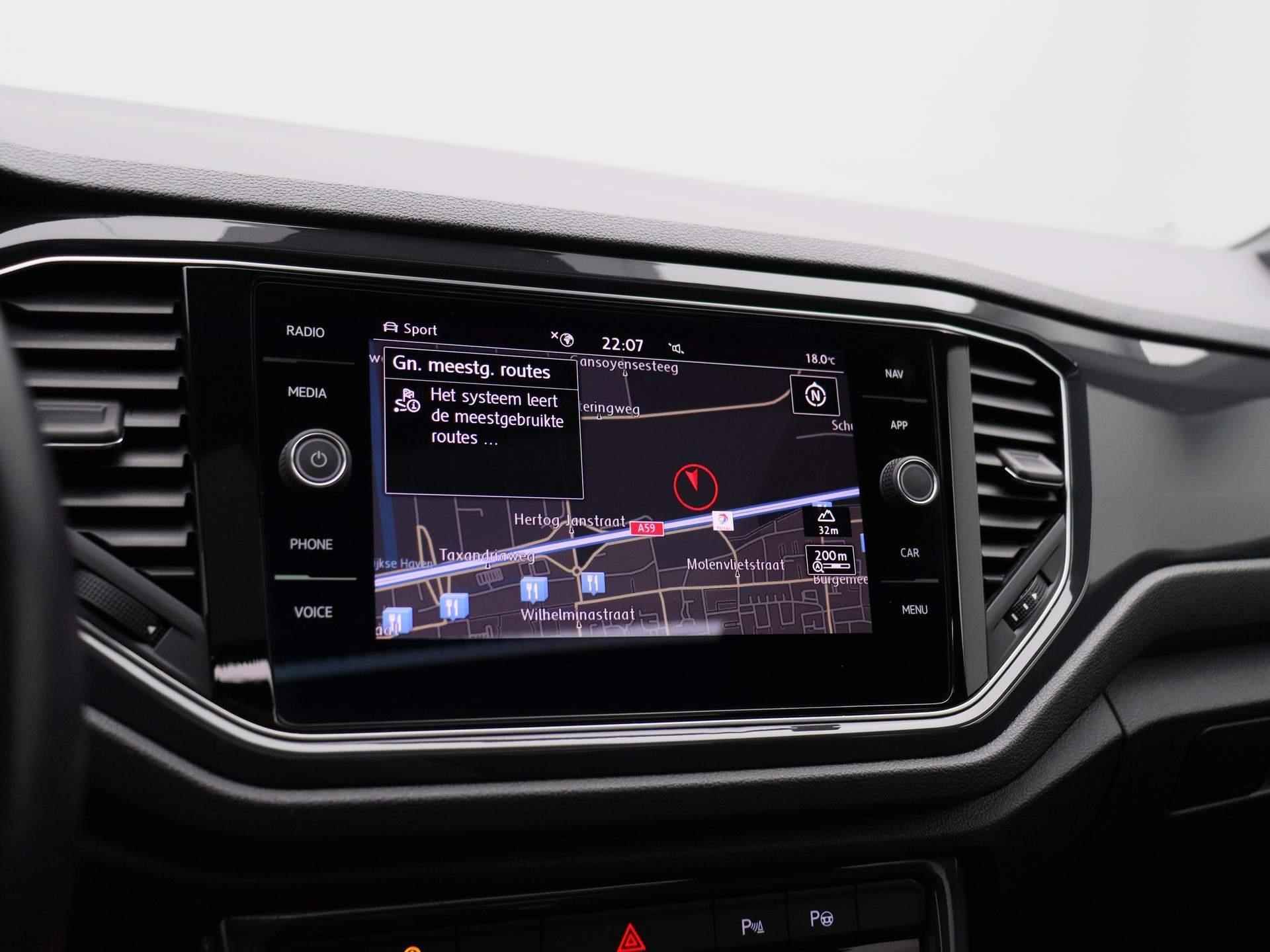 Volkswagen T-Roc 1.5 TSI Sport | Automaat | Panorama dak | Navigatie | Climate control | Schuifdak | Parkeer sensoren | LMV | LED | Camera | Stoel verwarming | Apple carplay - 18/41