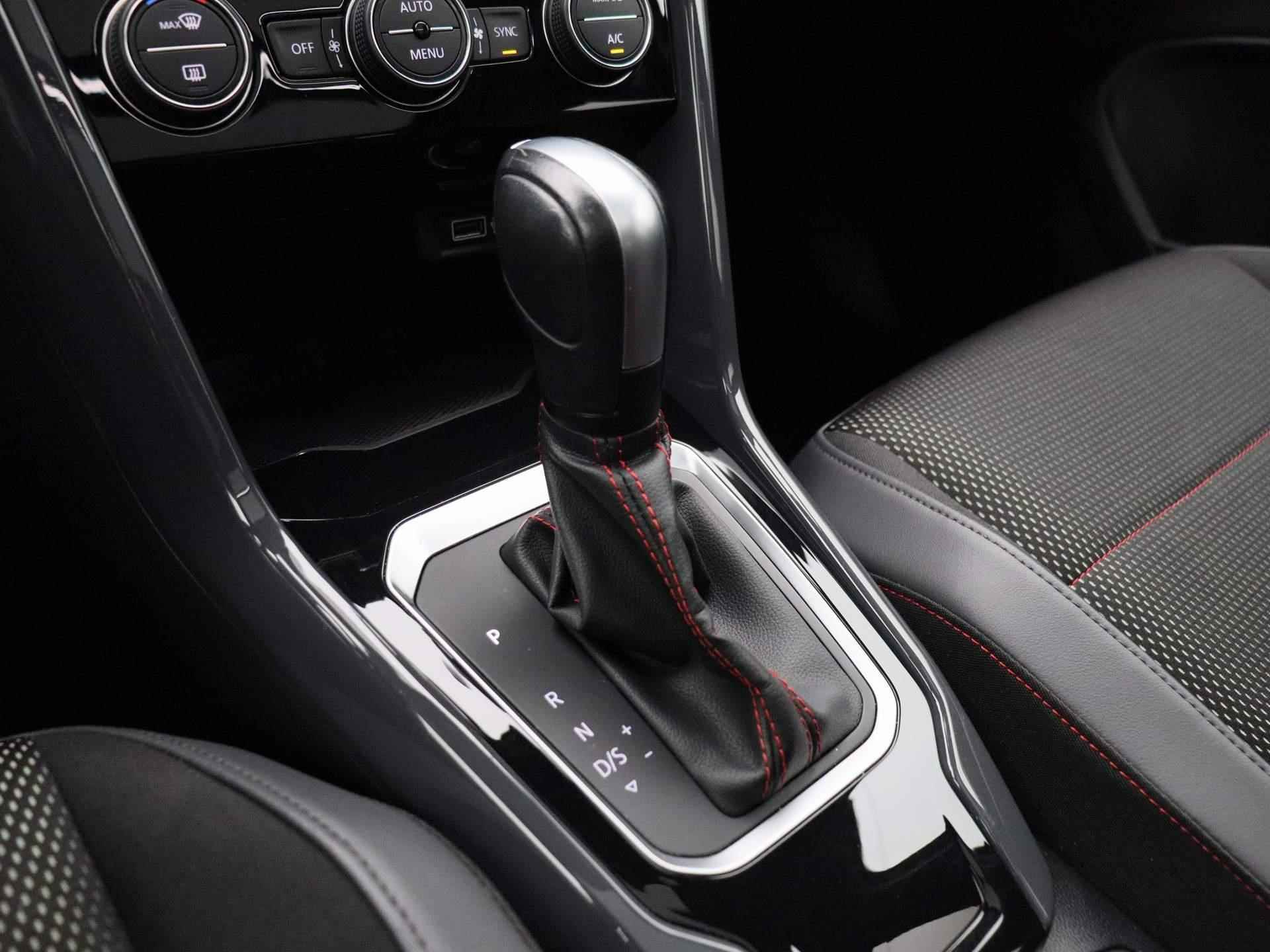 Volkswagen T-Roc 1.5 TSI Sport | Automaat | Panorama dak | Navigatie | Climate control | Schuifdak | Parkeer sensoren | LMV | LED | Camera | Stoel verwarming | Apple carplay - 21/41