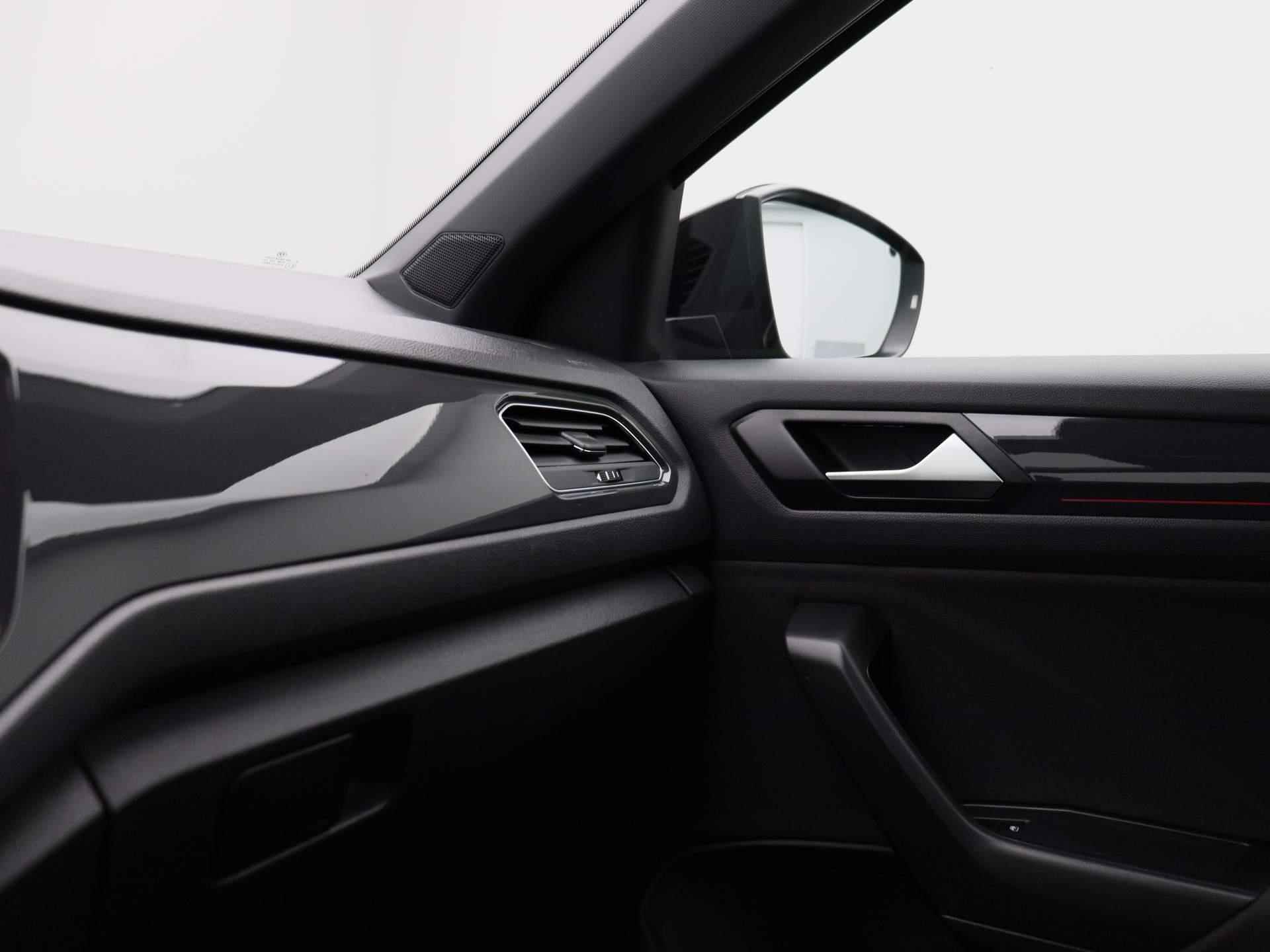 Volkswagen T-Roc 1.5 TSI Sport | Automaat | Panorama dak | Navigatie | Climate control | Schuifdak | Parkeer sensoren | LMV | LED | Camera | Stoel verwarming | Apple carplay - 27/41