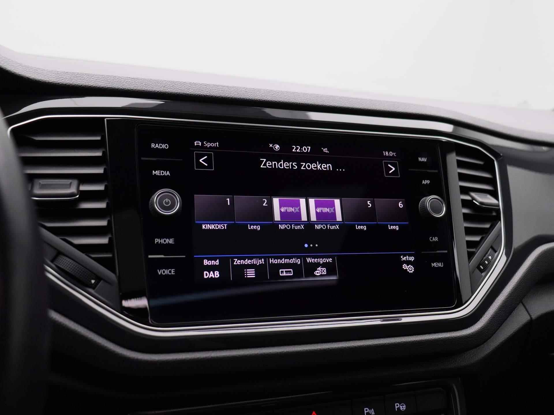 Volkswagen T-Roc 1.5 TSI Sport | Automaat | Panorama dak | Navigatie | Climate control | Schuifdak | Parkeer sensoren | LMV | LED | Camera | Stoel verwarming | Apple carplay - 29/41