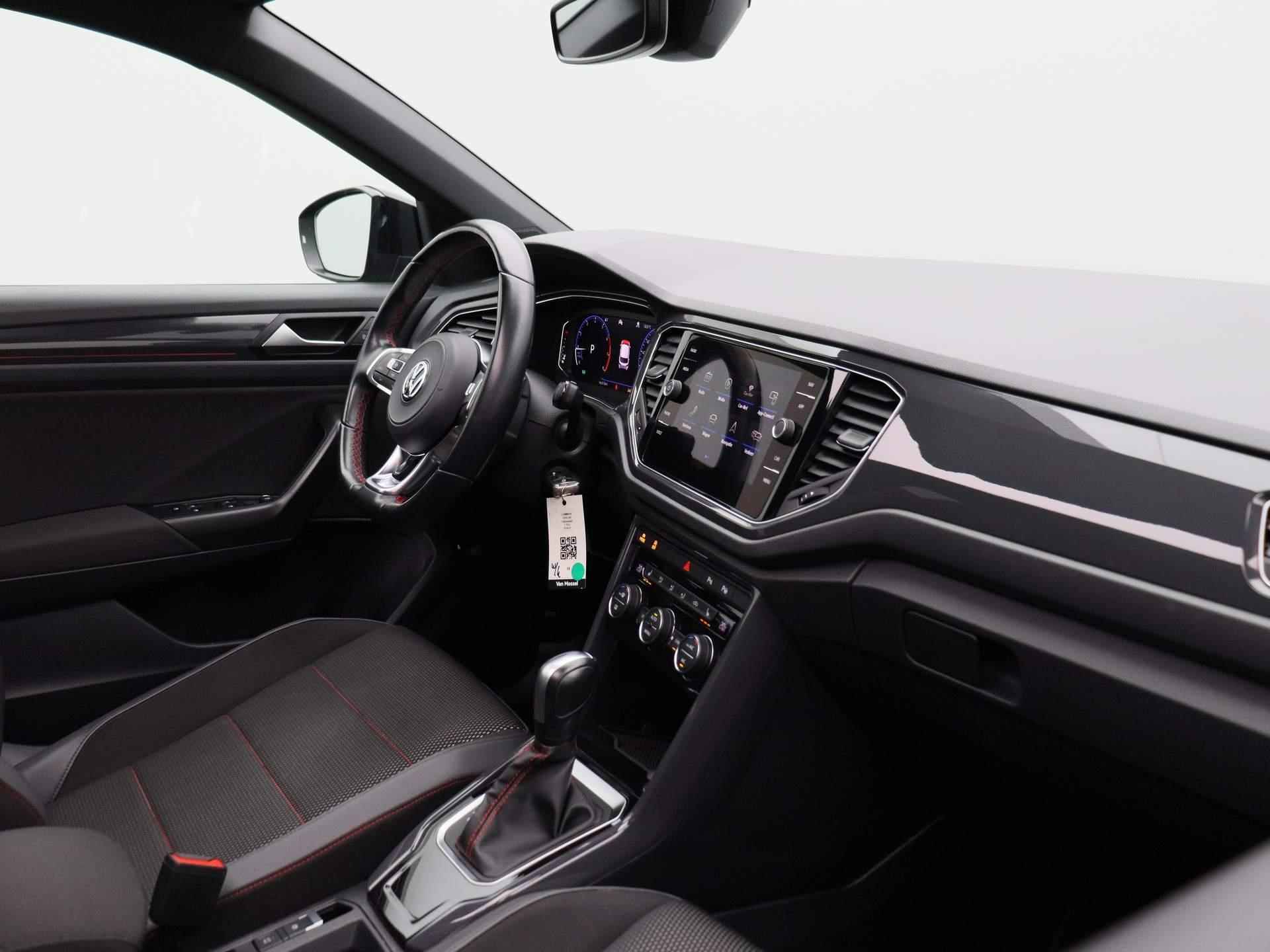 Volkswagen T-Roc 1.5 TSI Sport | Automaat | Panorama dak | Navigatie | Climate control | Schuifdak | Parkeer sensoren | LMV | LED | Camera | Stoel verwarming | Apple carplay - 34/41