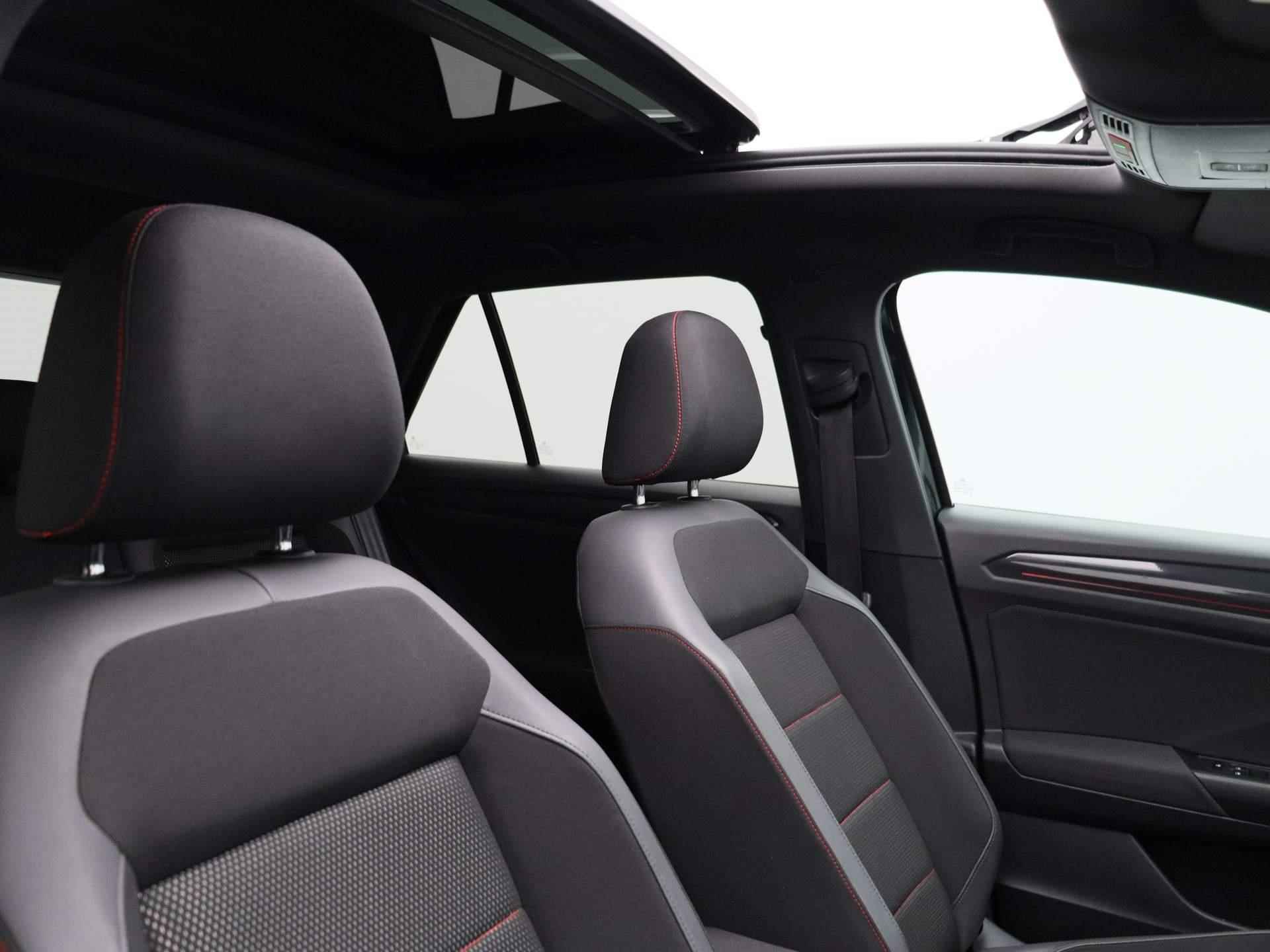 Volkswagen T-Roc 1.5 TSI Sport | Automaat | Panorama dak | Navigatie | Climate control | Schuifdak | Parkeer sensoren | LMV | LED | Camera | Stoel verwarming | Apple carplay - 35/41