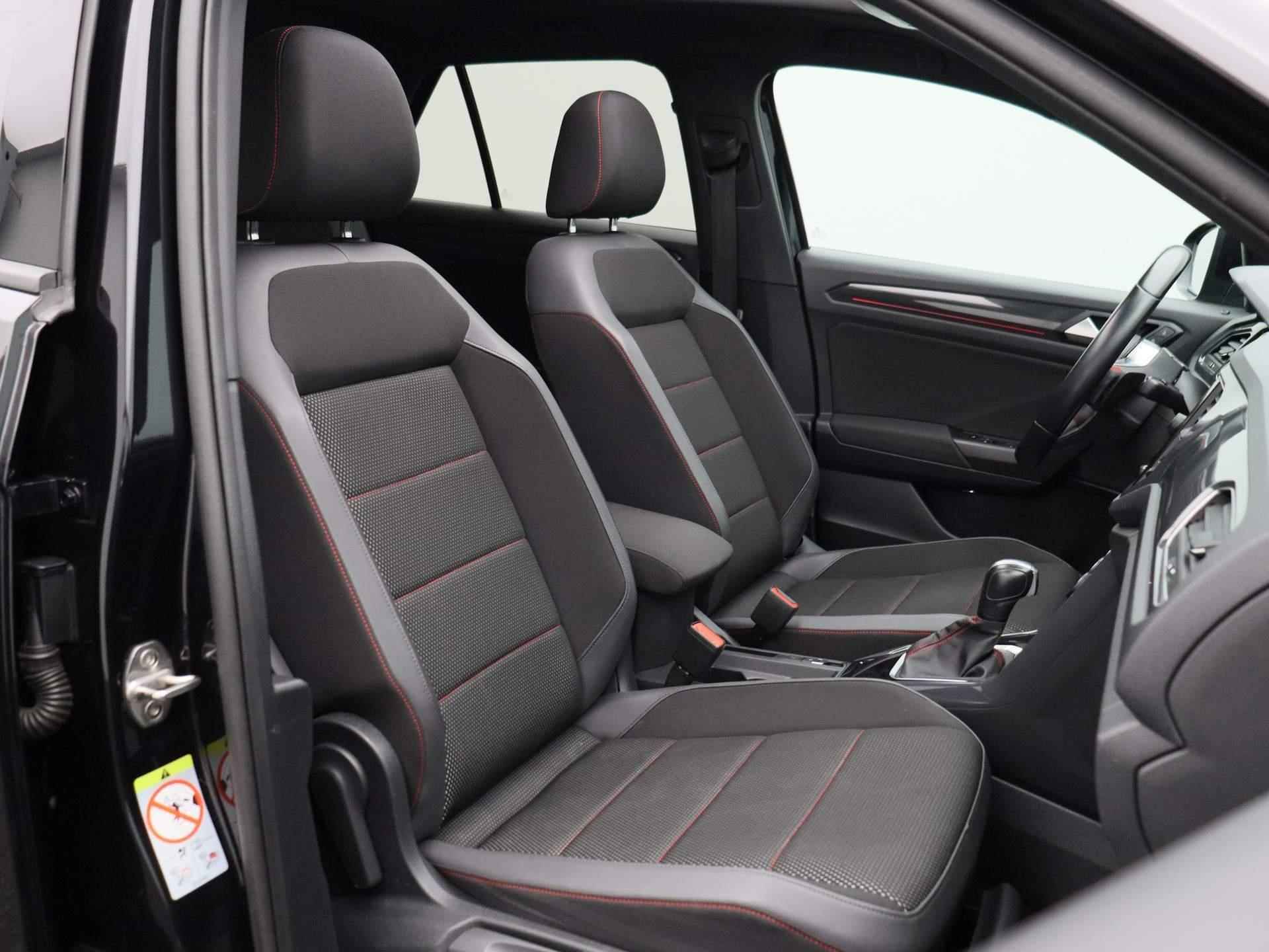 Volkswagen T-Roc 1.5 TSI Sport | Automaat | Panorama dak | Navigatie | Climate control | Schuifdak | Parkeer sensoren | LMV | LED | Camera | Stoel verwarming | Apple carplay - 37/41