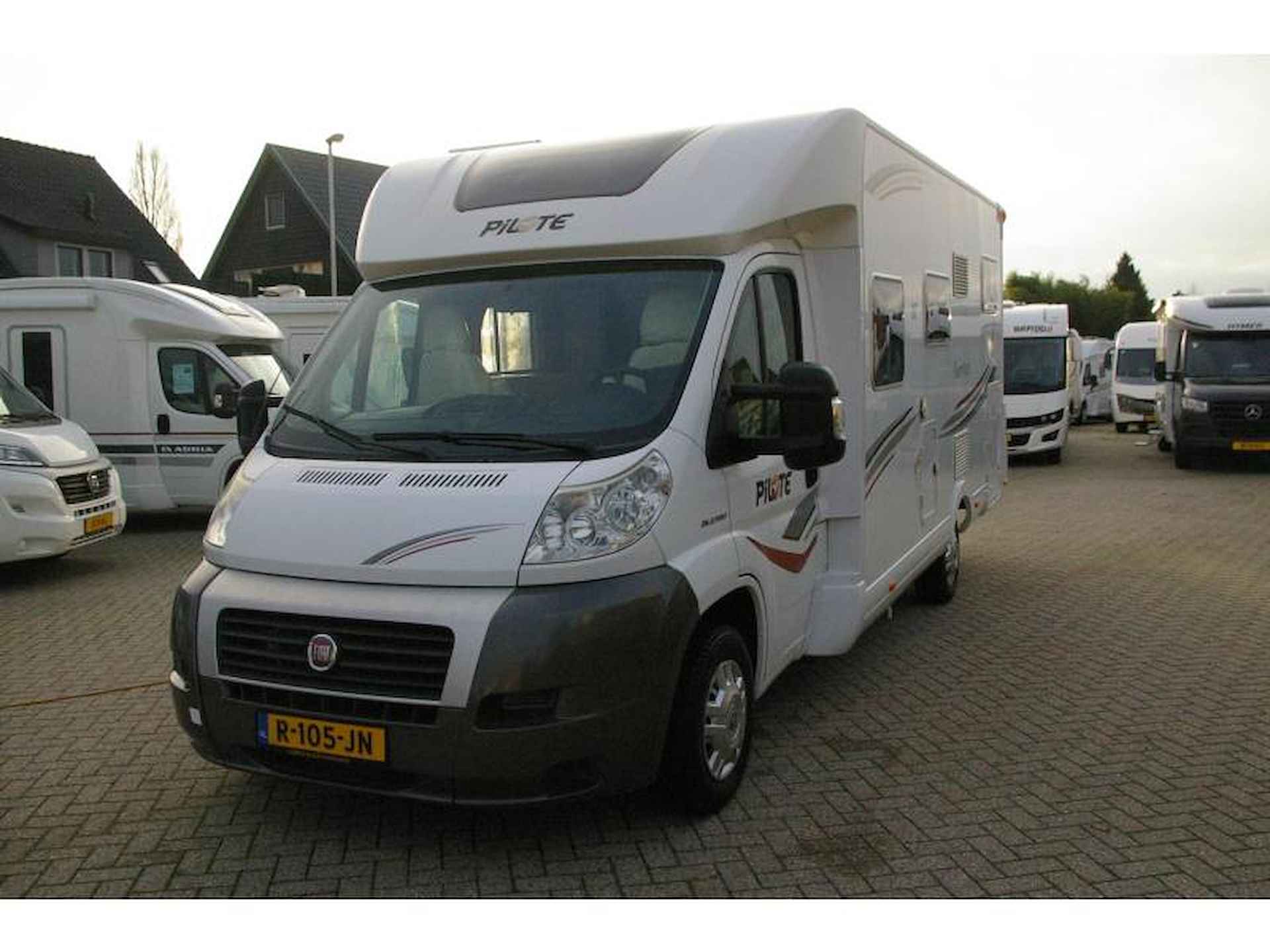 Pilote Aventura P 716 XLP Dwarsbed, Hefbed, garage - 4/17