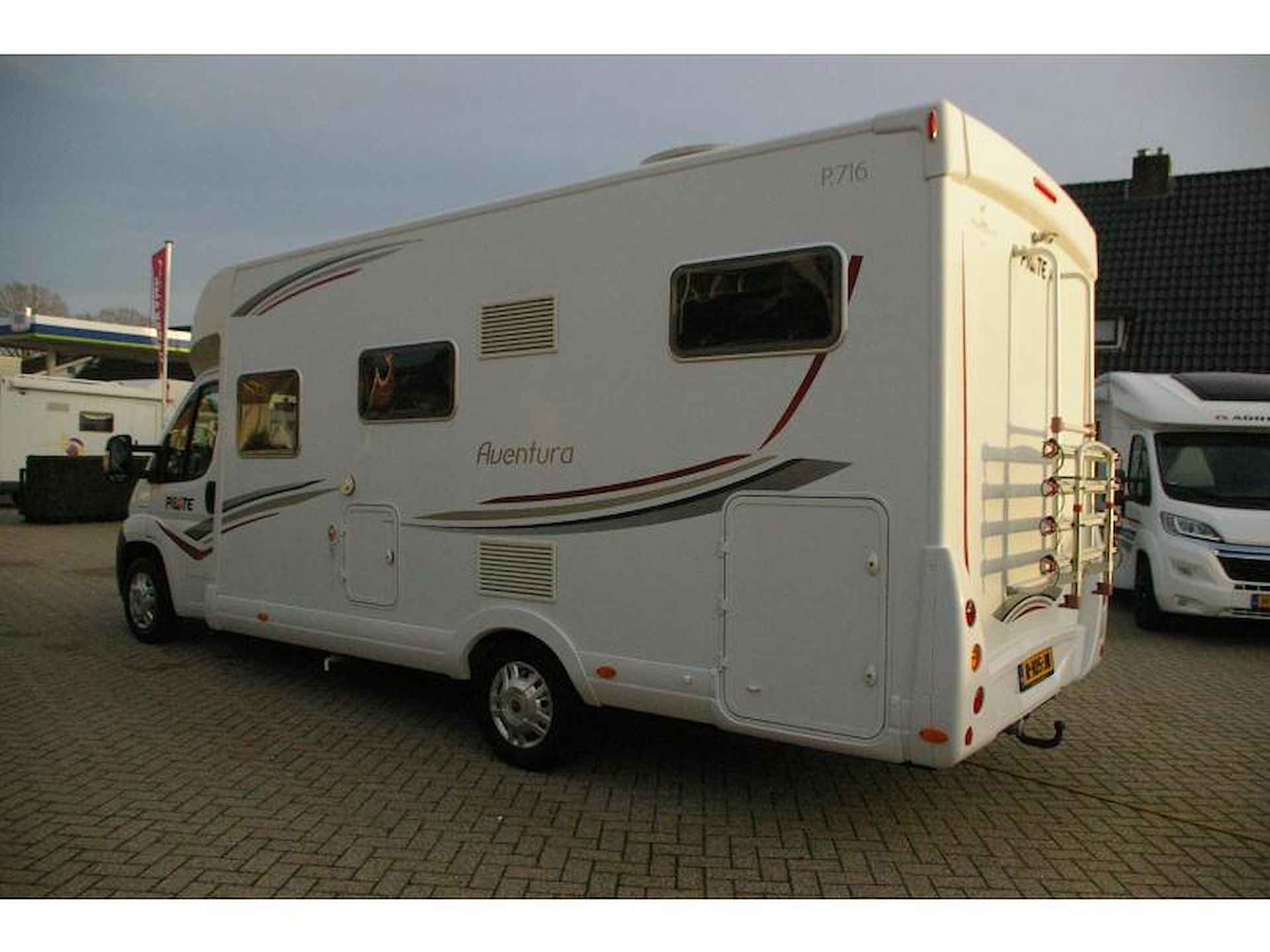 Pilote Aventura P 716 XLP Dwarsbed, Hefbed, garage - 5/17