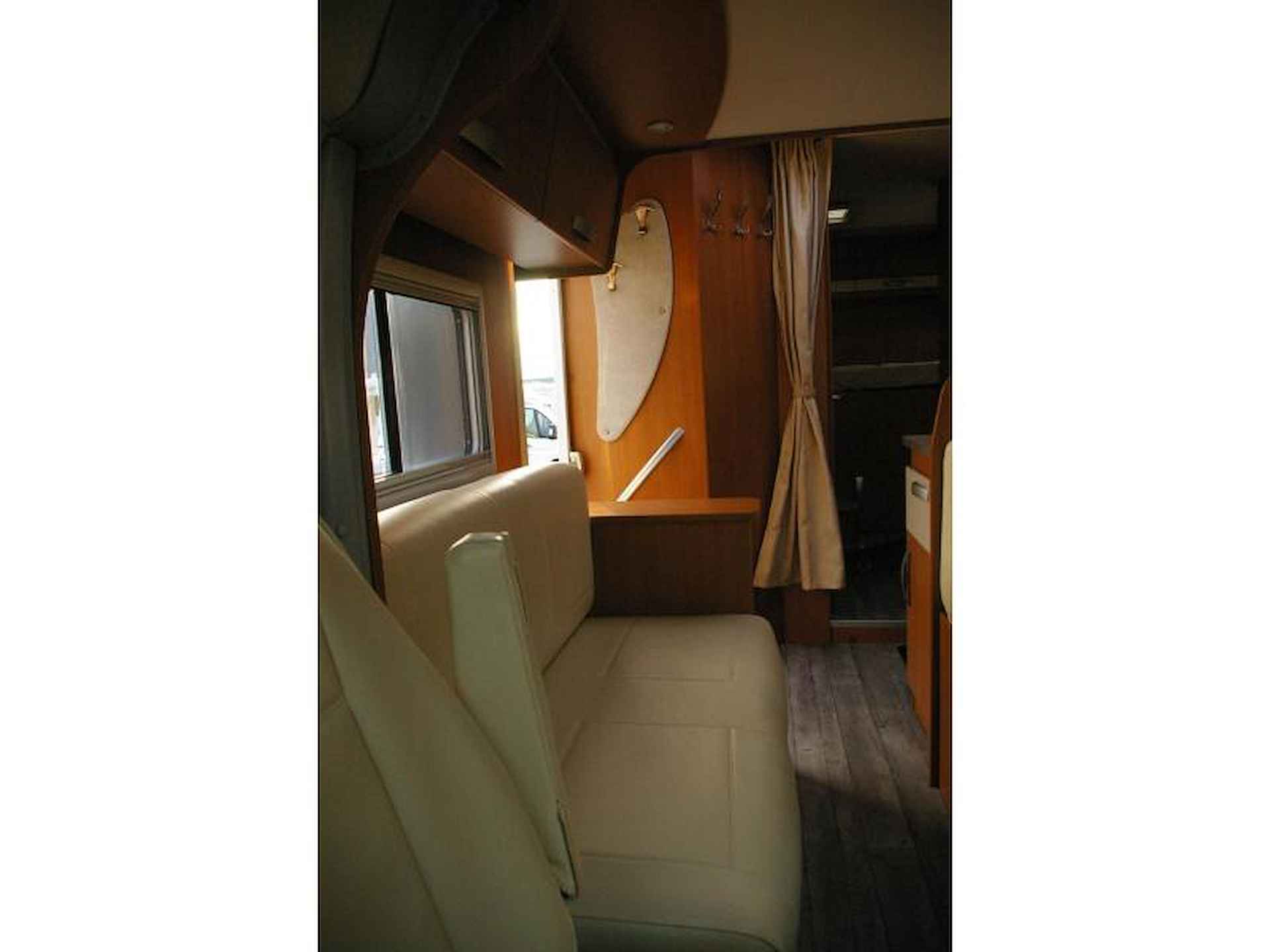 Pilote Aventura P 716 XLP Dwarsbed, Hefbed, garage - 10/17