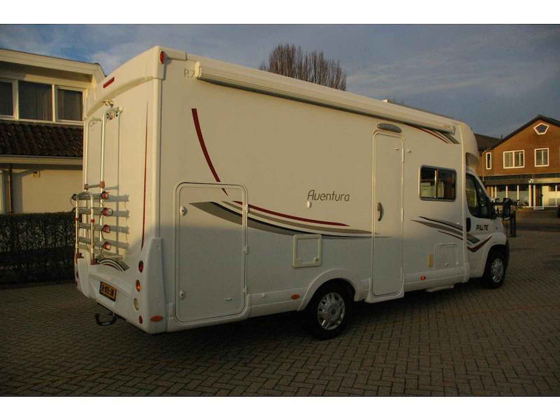 Pilote Aventura P 716 XLP Dwarsbed, Hefbed, garage - 3/17