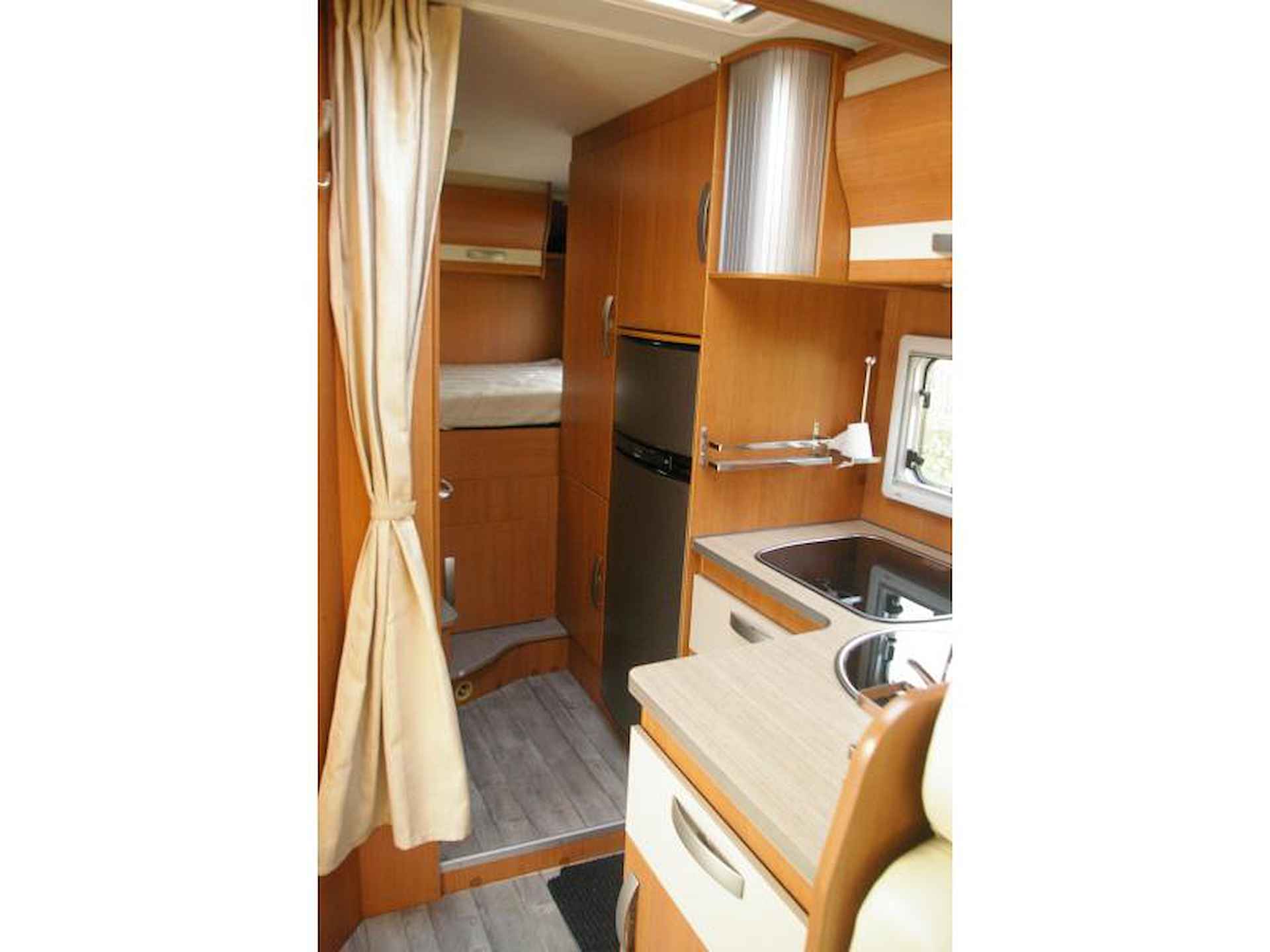 Pilote Aventura P 716 XLP Dwarsbed, Hefbed, garage - 12/17