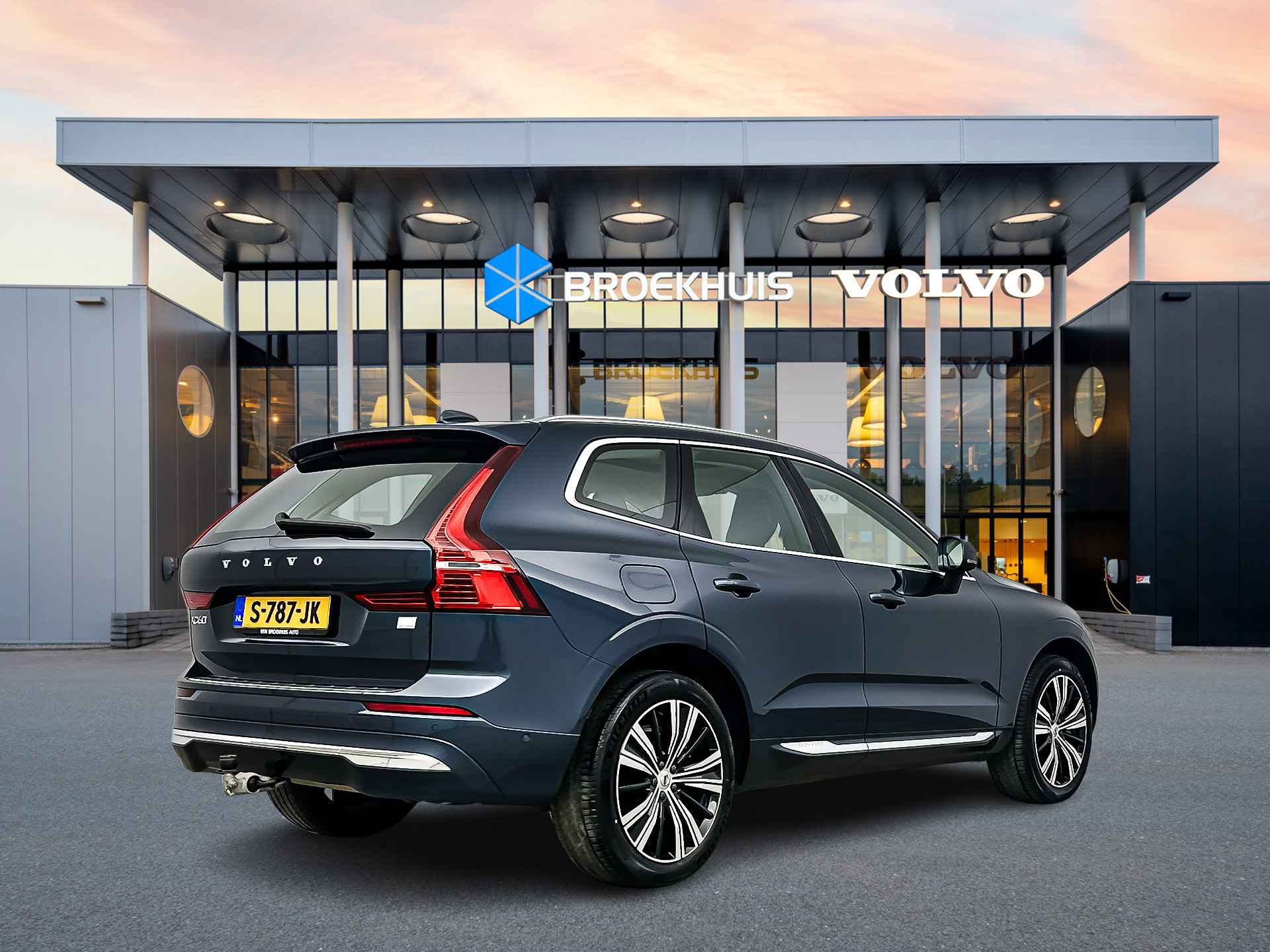 Volvo XC60 T6 Recharge AWD Ultimate Bright | Panoramadak | 360 Camera | Elektr. inkl. Trekhaak | Harman Kardon | Head-up | Elektr. verst. s - 4/36