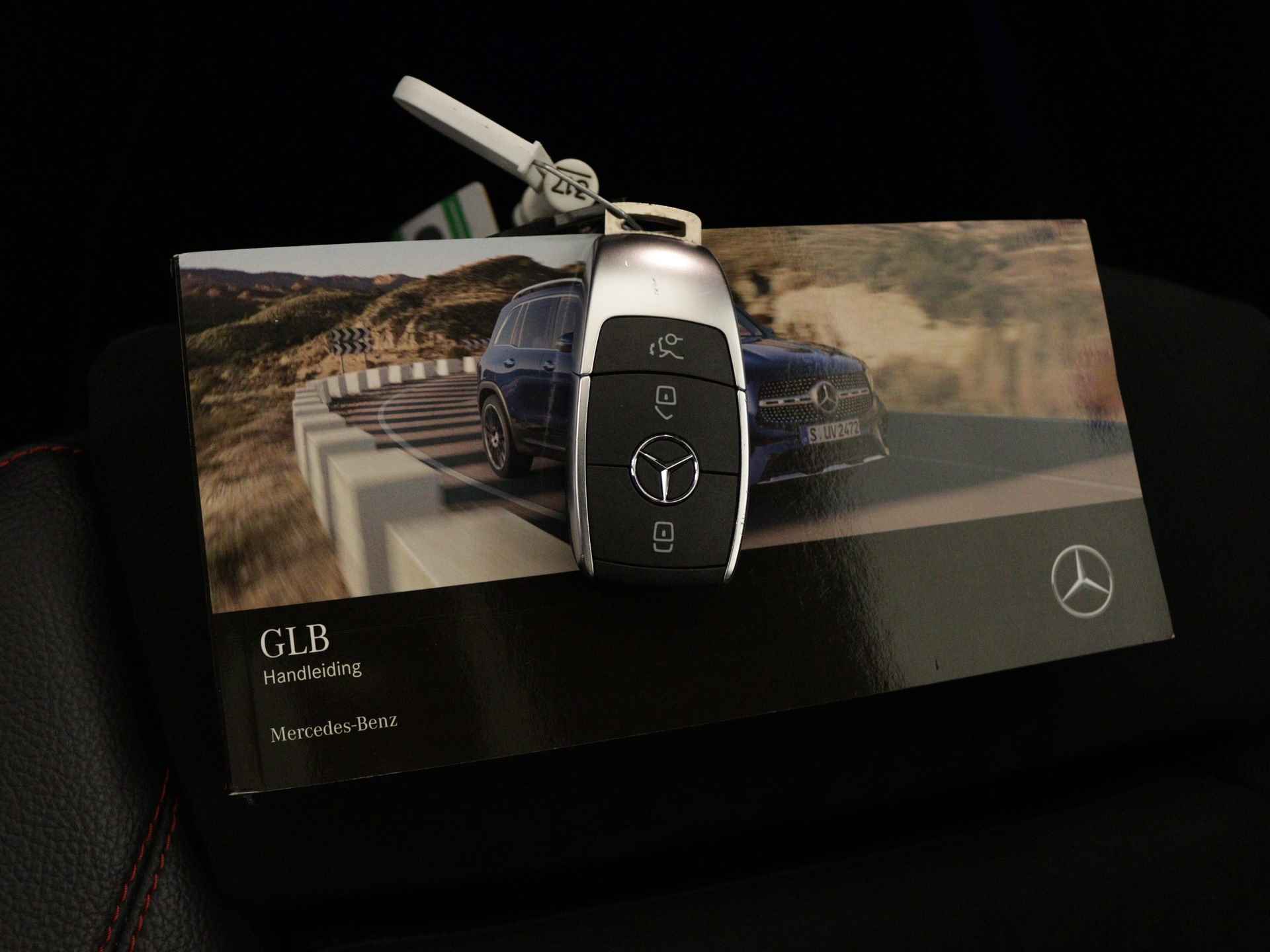 Mercedes-Benz GLB 180 Business Solution AMG | Achteruitrijcamera | Panoramadak | Trekhaak | Elektrische Stoelen | Inclusief 24 maanden MB Certified garantie voor Europa. - 14/45
