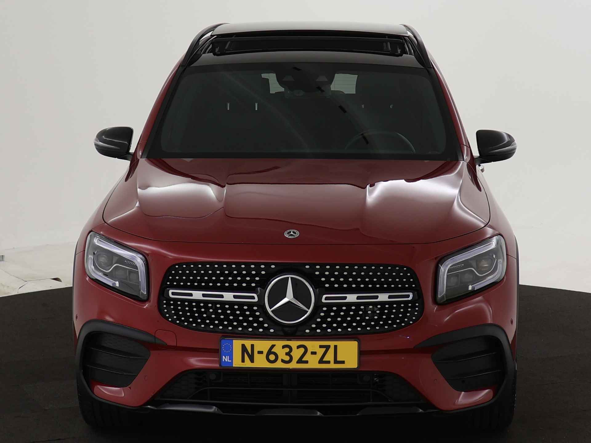 Mercedes-Benz GLB 180 Business Solution AMG | Achteruitrijcamera | Panoramadak | Trekhaak | Elektrische Stoelen | Inclusief 24 maanden MB Certified garantie voor Europa. - 28/45