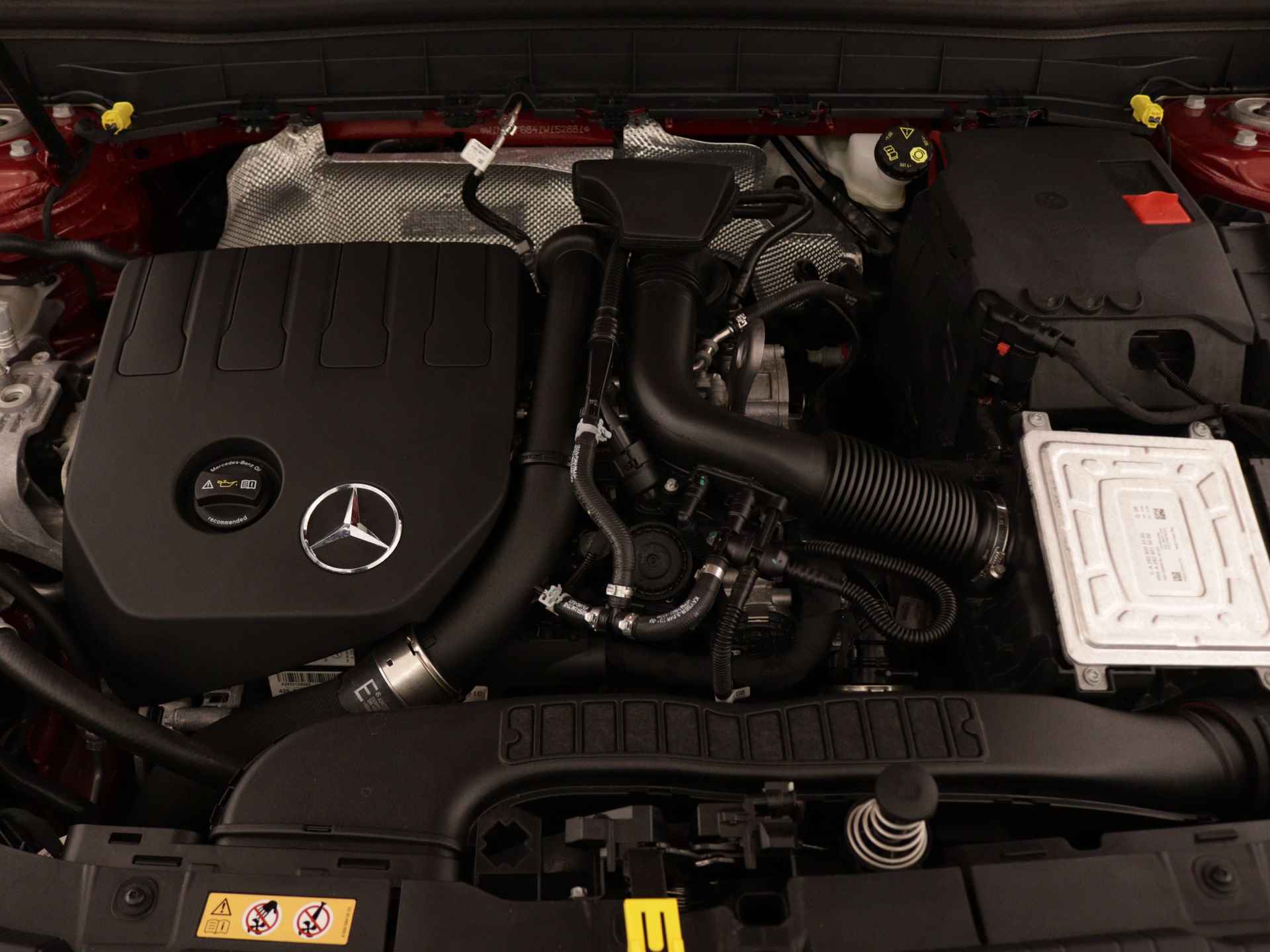 Mercedes-Benz GLB 180 Business Solution AMG | Achteruitrijcamera | Panoramadak | Trekhaak | Elektrische Stoelen | Inclusief 24 maanden MB Certified garantie voor Europa. - 42/45