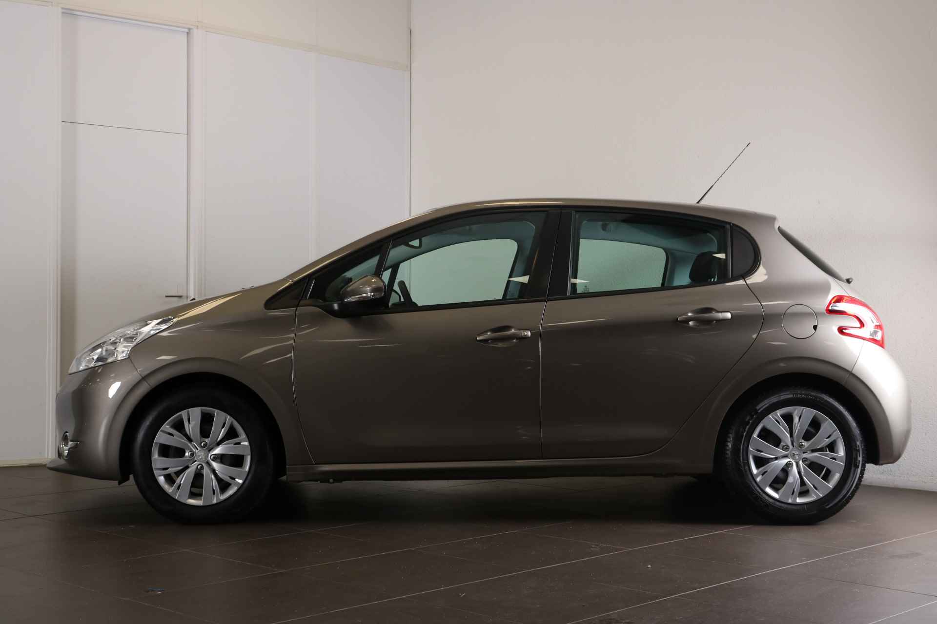 Peugeot 208 1.2 VTI 82 Pk Envy 5-deurs | Navi | Parkeerhulp achter | Afn. Trekhaak |  Climate control | Cruise control | - 4/39