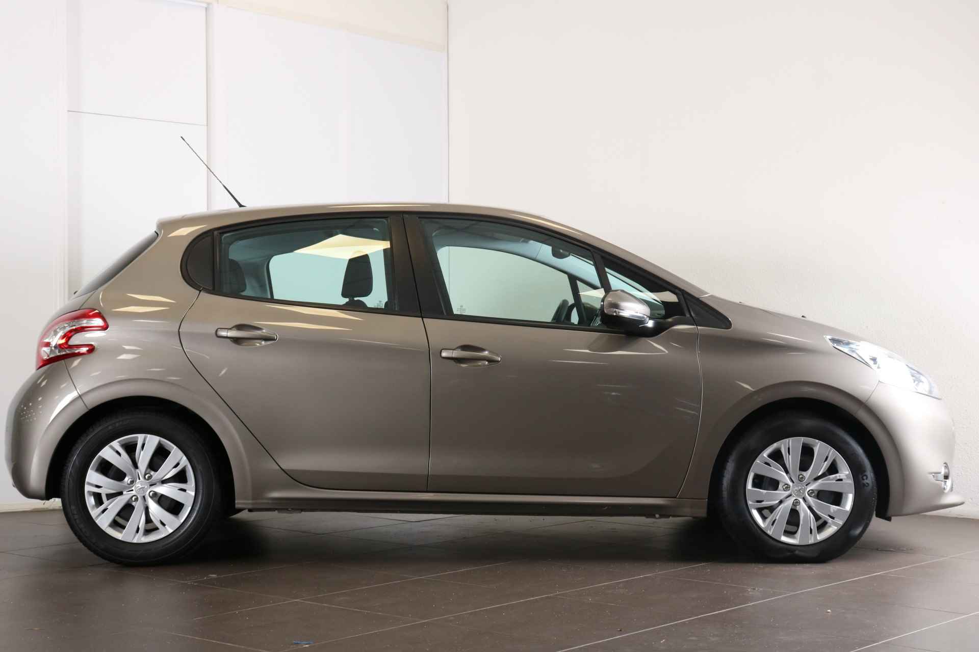 Peugeot 208 1.2 VTI 82 Pk Envy 5-deurs | Navi | Parkeerhulp achter | Afn. Trekhaak |  Climate control | Cruise control | - 5/39