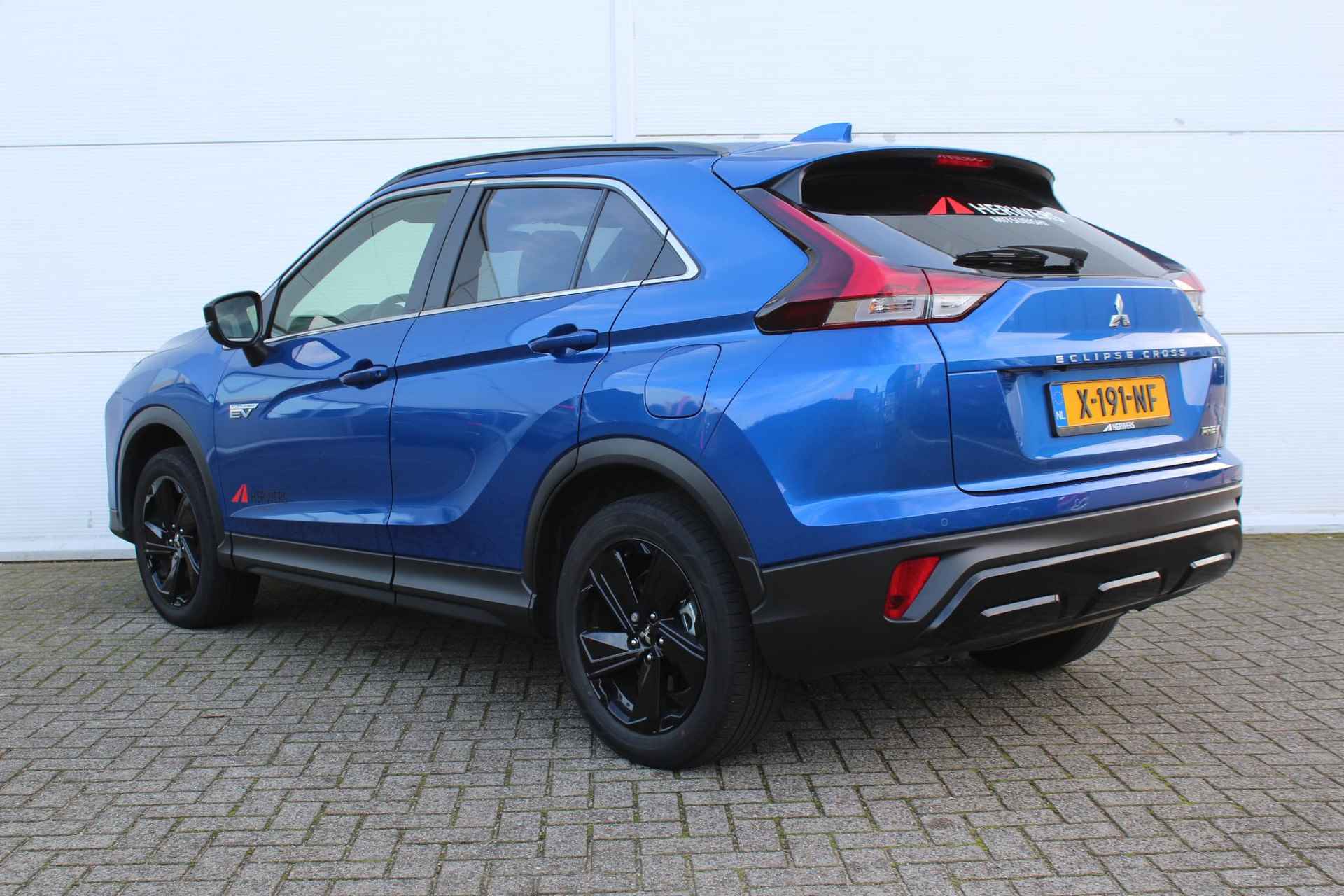 Mitsubishi Eclipse Cross 2.4 PHEV Black Edition / Navigatie + Apple Carplay/Android Auto / Stoelverwarming Voor & Achter / Cruise Control Adaptief / 360* Camera / Keyless Entry & Start / - 15/50