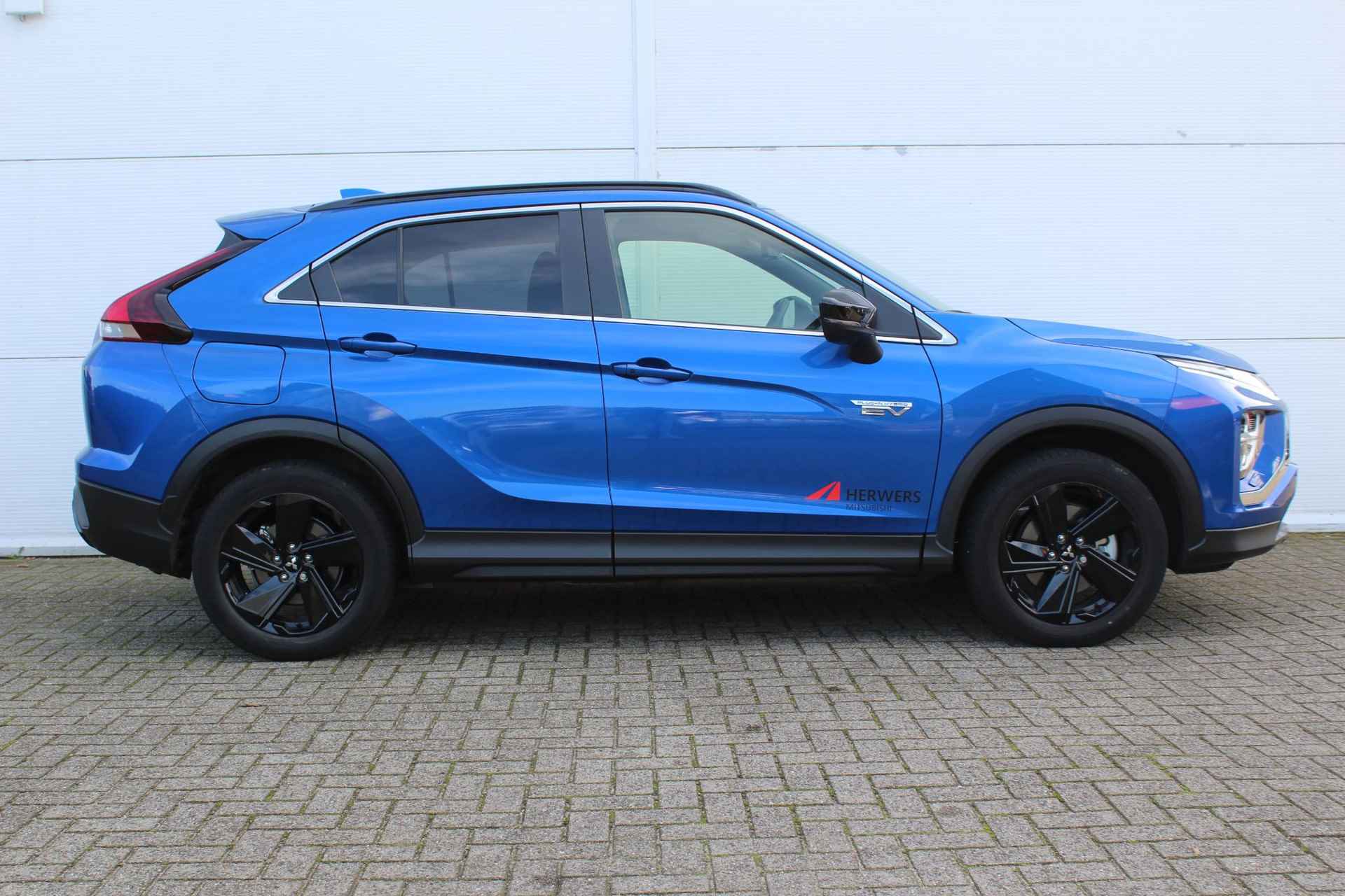 Mitsubishi Eclipse Cross 2.4 PHEV Black Edition / Navigatie + Apple Carplay/Android Auto / Stoelverwarming Voor & Achter / Cruise Control Adaptief / 360* Camera / Keyless Entry & Start / - 16/50