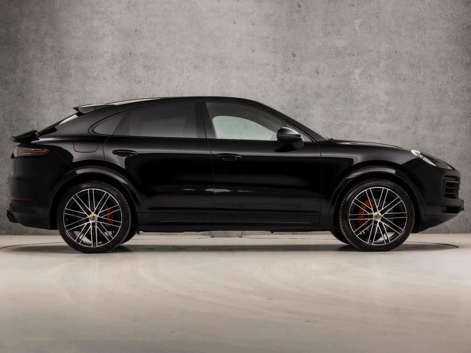 Porsche Cayenne Coupé 3.0 E-Hybrid SportDesign 476Pk Automaat (PANORAMADAK, SPORTCHRONO PAKKET, ALCANTARA HEMEL, MEEGESPOTEN BUMPERS, LUCHTVERING, MEMORY SEATS, SFEERVERLICHTING, APPLE CARPLAY, BOSE AUDIO, 360 CAMERA, NIEUWSTAAT) - 4/54