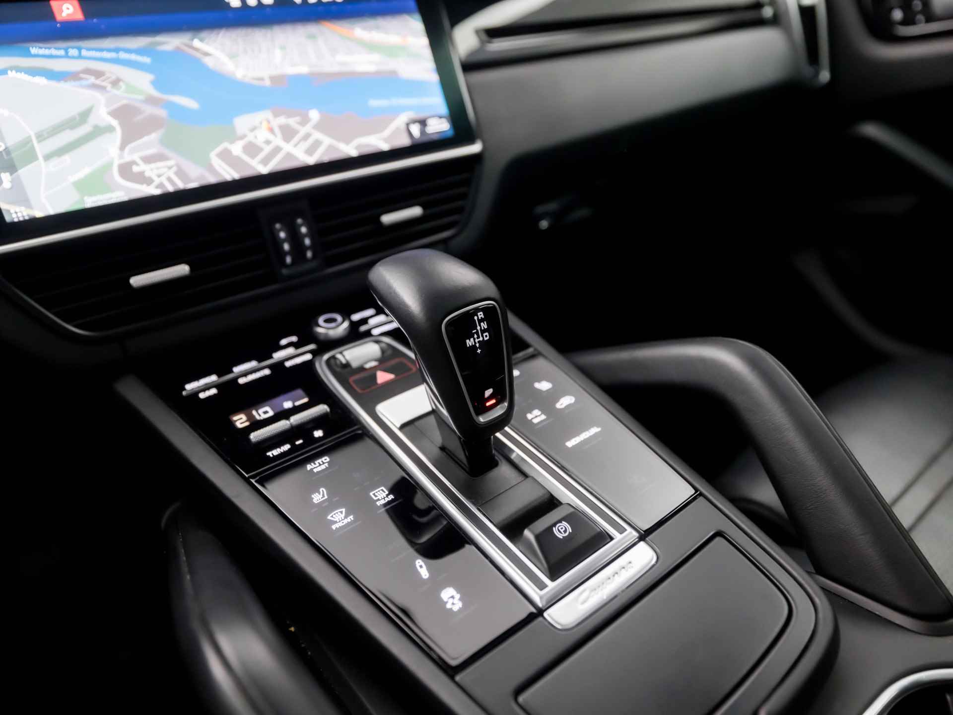 Porsche Cayenne Coupé 3.0 E-Hybrid SportDesign 476Pk Automaat (PANORAMADAK, SPORTCHRONO PAKKET, ALCANTARA HEMEL, MEEGESPOTEN BUMPERS, LUCHTVERING, MEMORY SEATS, SFEERVERLICHTING, APPLE CARPLAY, BOSE AUDIO, 360 CAMERA, NIEUWSTAAT) - 10/54