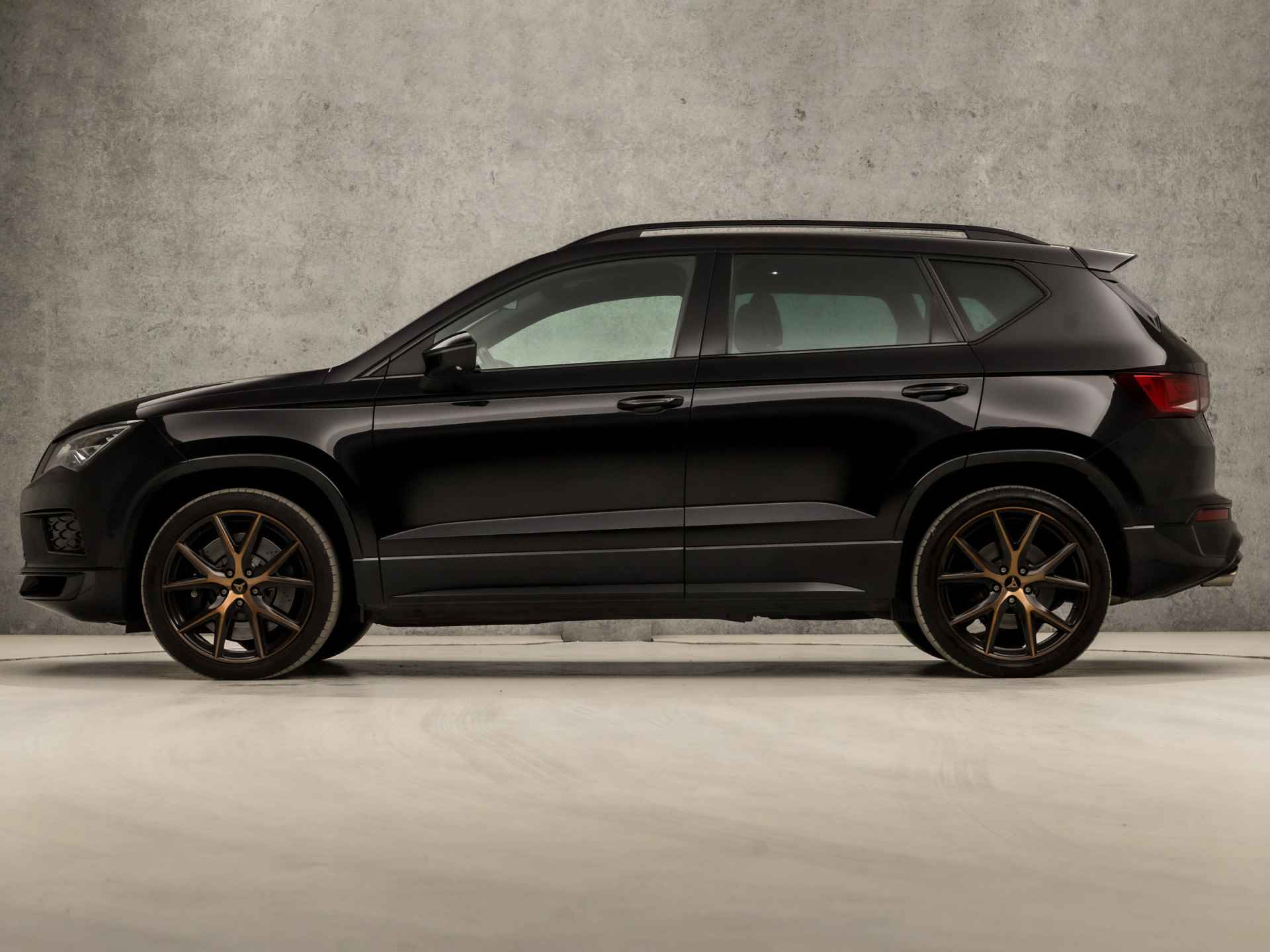 CUPRA Ateca 2.0 TSI 4DRIVE 301Pk Automaat (PANORAMADAK, APPLE CARPLAY, NAVIGATIE, DIGITAL COCKPIT, STOELVERWARMING, LEDER/ALCANTARA, SPORTSTOELEN, BEATS AUDIO, ADAPTIVE CRUISE, KEYLESS, 360 CAMERA, DAB+, NIEUWSTAAT) - 2/39