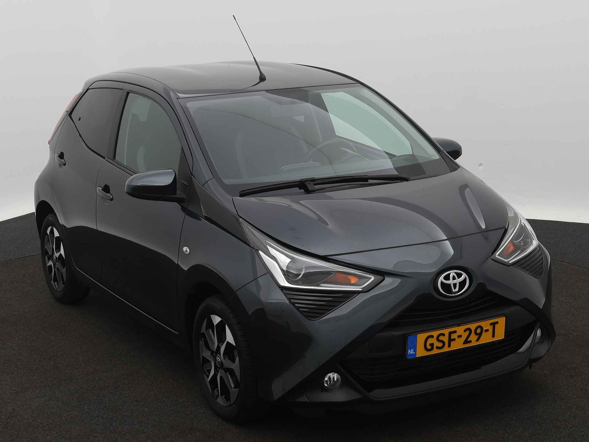 Toyota Aygo 1.0 VVT-i X-Joy Limited X-Shift automaat | Parkeercamera | Airco | 15' Velgen | - 28/40