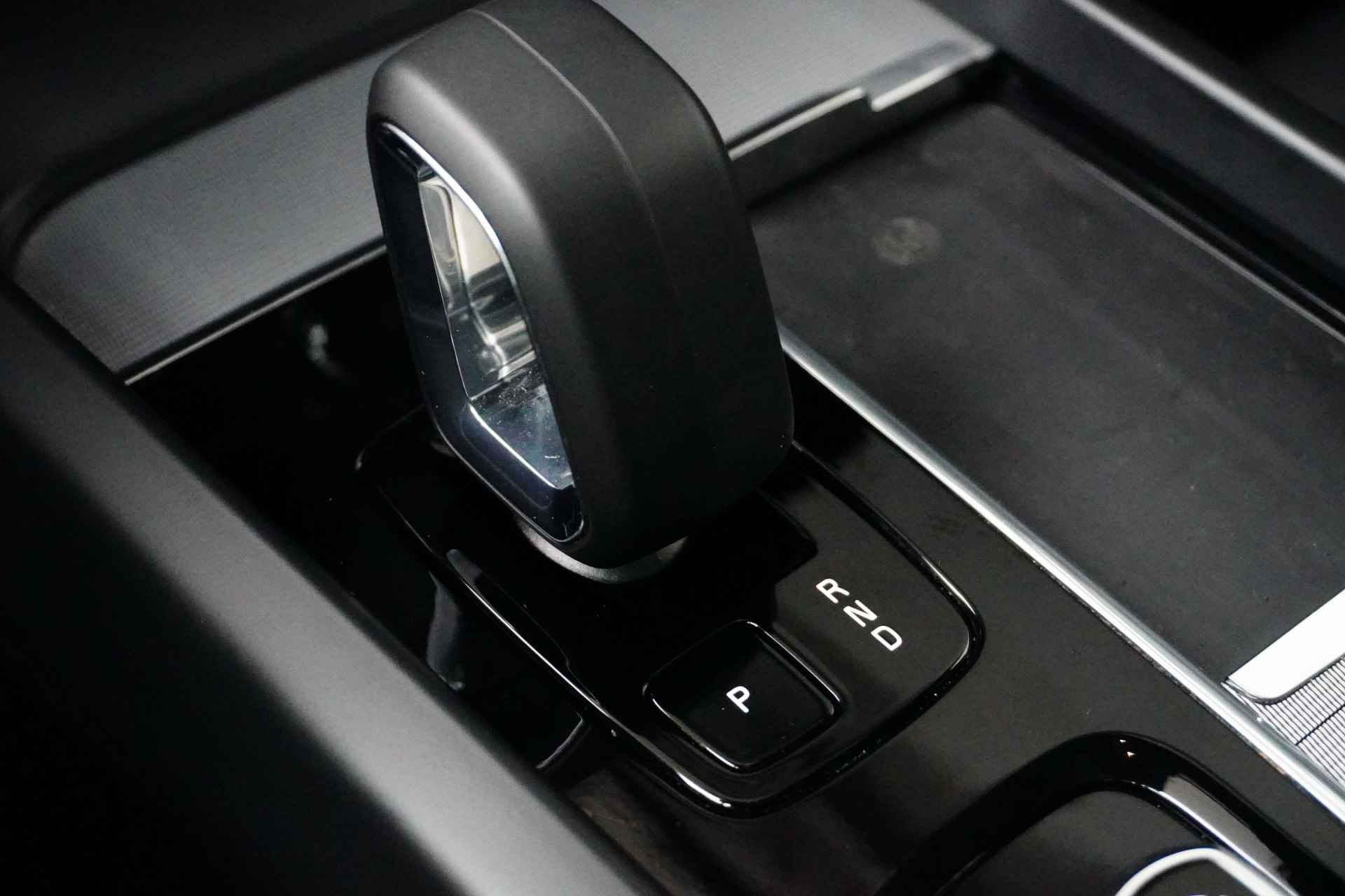 Volvo XC60 Recharge T6 AWD Ultimate Dark | Climate Pro pack | Leder | Getint glas | 22" wielen | Trekhaak | Panoramadak | BLIS | - 27/35