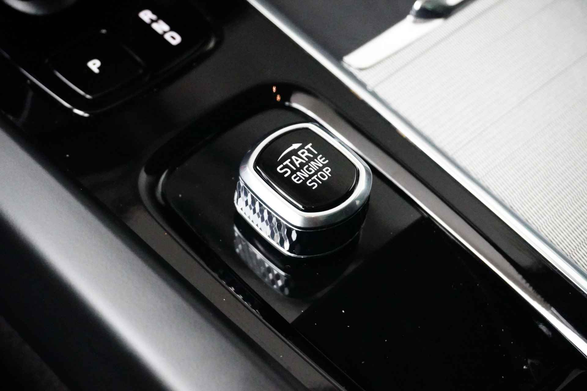 Volvo XC60 Recharge T6 AWD Ultimate Dark | Climate Pro pack | Leder | Getint glas | 22" wielen | Trekhaak | Panoramadak | BLIS | - 28/35