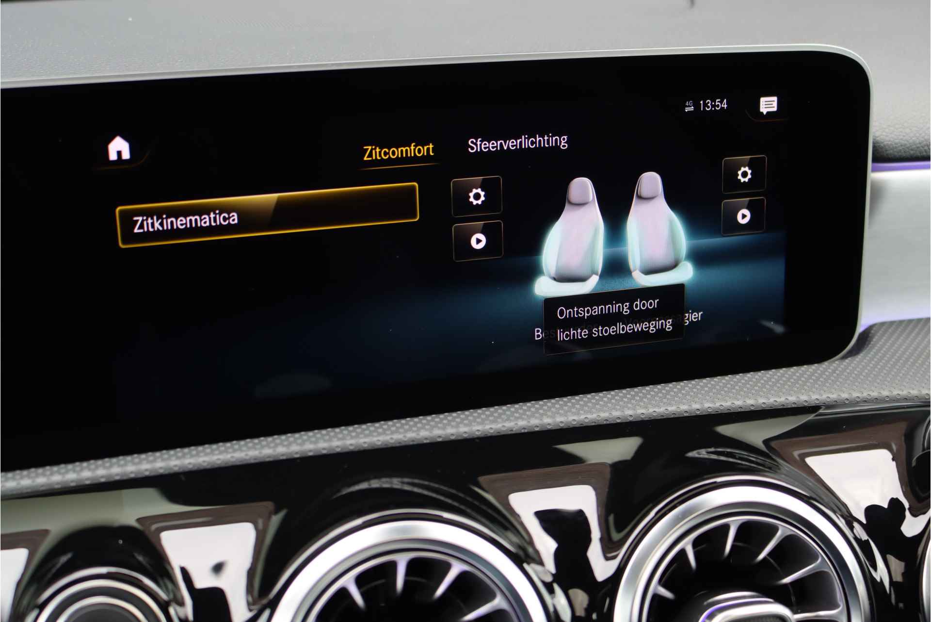 Mercedes-Benz A-Klasse 250 e Premium+ AMG Line Aut8, Panoramadak, Memorypakket, Keyless Go, Camera, Augmented Reality, Dodehoekassistent, Widescreen, Nightpakket, Multibeam LED, Etc. - 17/42
