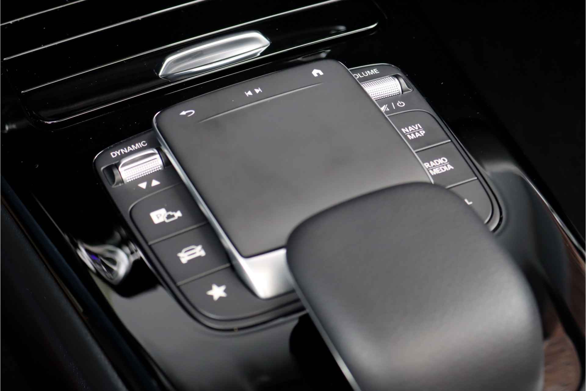 Mercedes-Benz A-Klasse 250 e Premium+ AMG Line Aut8, Panoramadak, Memorypakket, Keyless Go, Camera, Augmented Reality, Dodehoekassistent, Widescreen, Nightpakket, Multibeam LED, Etc. - 34/42