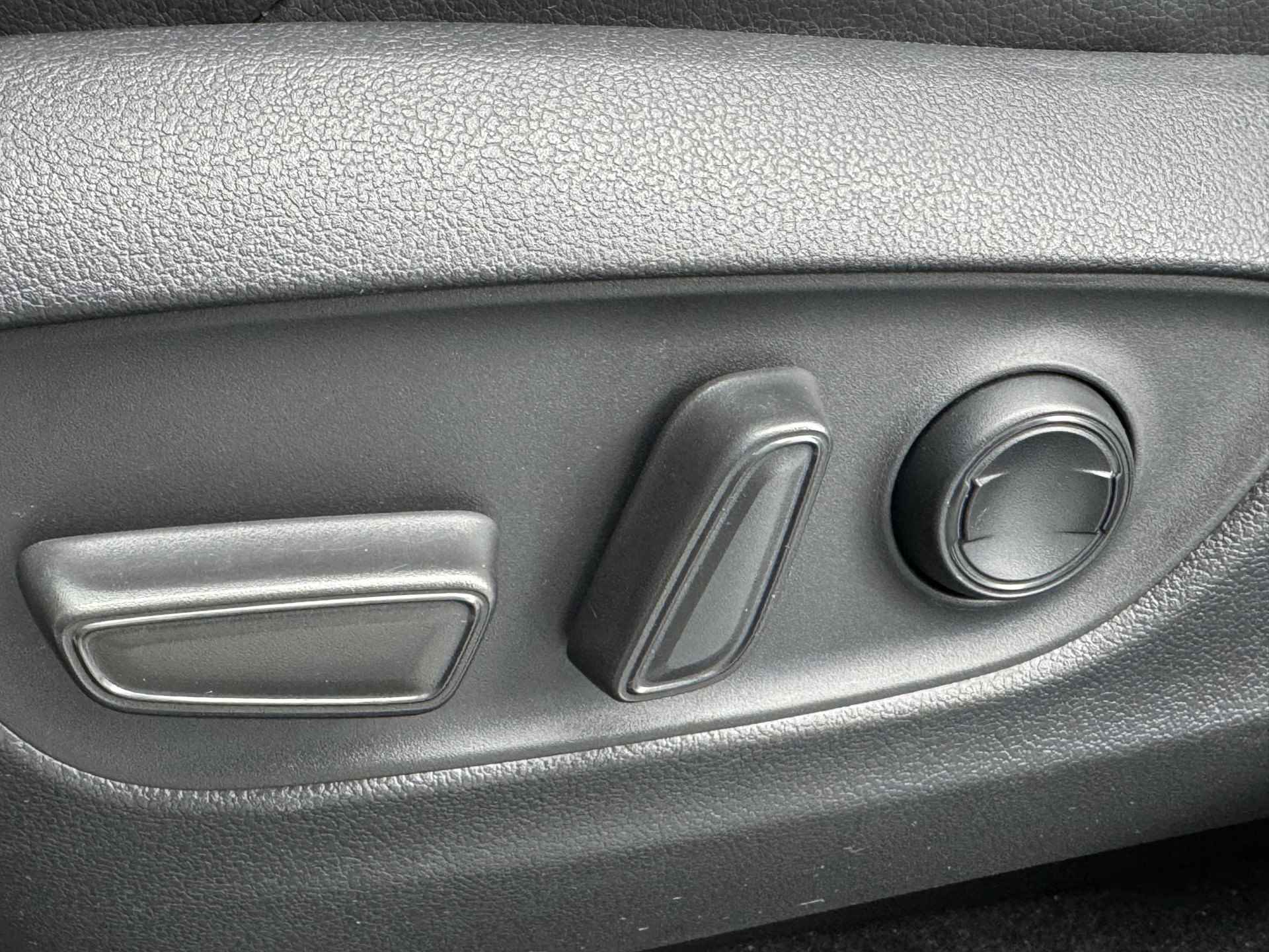 Toyota RAV4 2.5 Plug-in Hybrid AWD Bi-Tone Plus | Schuif-/kantel dak | Vol LEER | JBL | Head-up | Rijklaar!! - 28/52