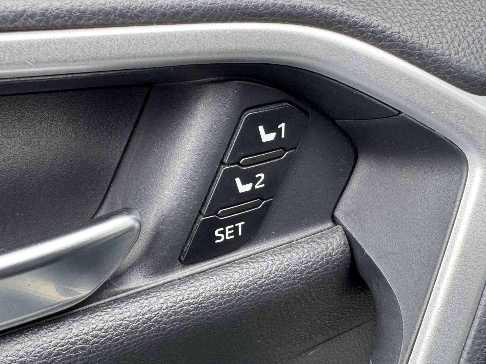 Toyota RAV4 2.5 Plug-in Hybrid AWD Bi-Tone Plus | Schuif-/kantel dak | Vol LEER | JBL | Head-up | Rijklaar!! - 29/52