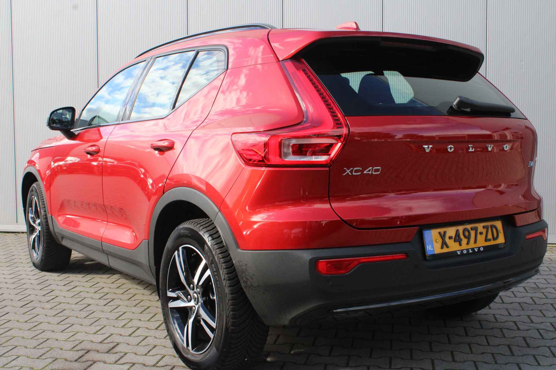 Volvo XC40 B4 211 pk Plus Dark / Trekhaak / Elektrisch verstelbare voorstoelen / Adaptieve Cruise / - 2/32