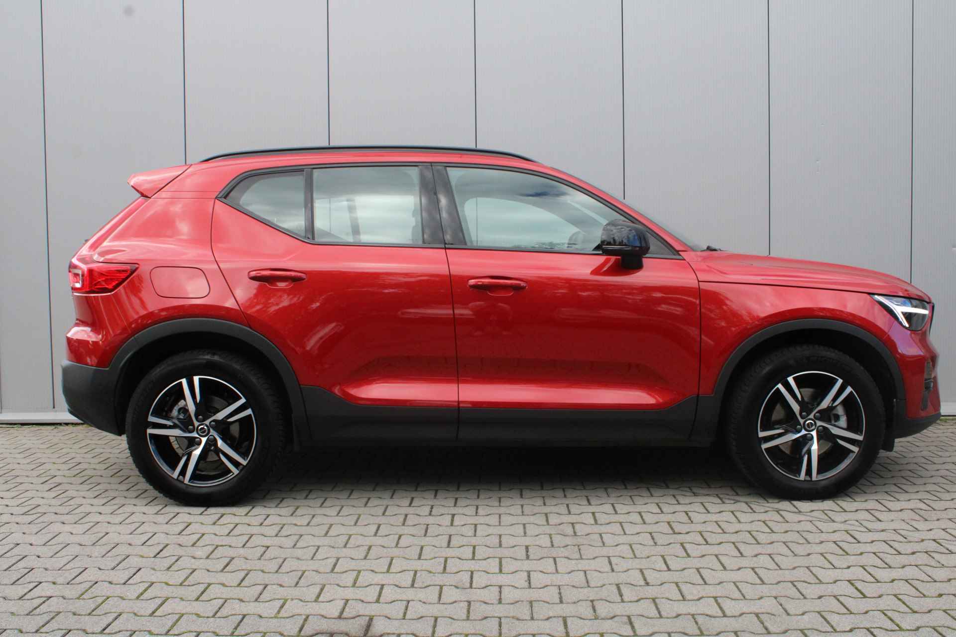 Volvo XC40 B4 211 pk Plus Dark / Trekhaak / Elektrisch verstelbare voorstoelen / Adaptieve Cruise / - 3/32