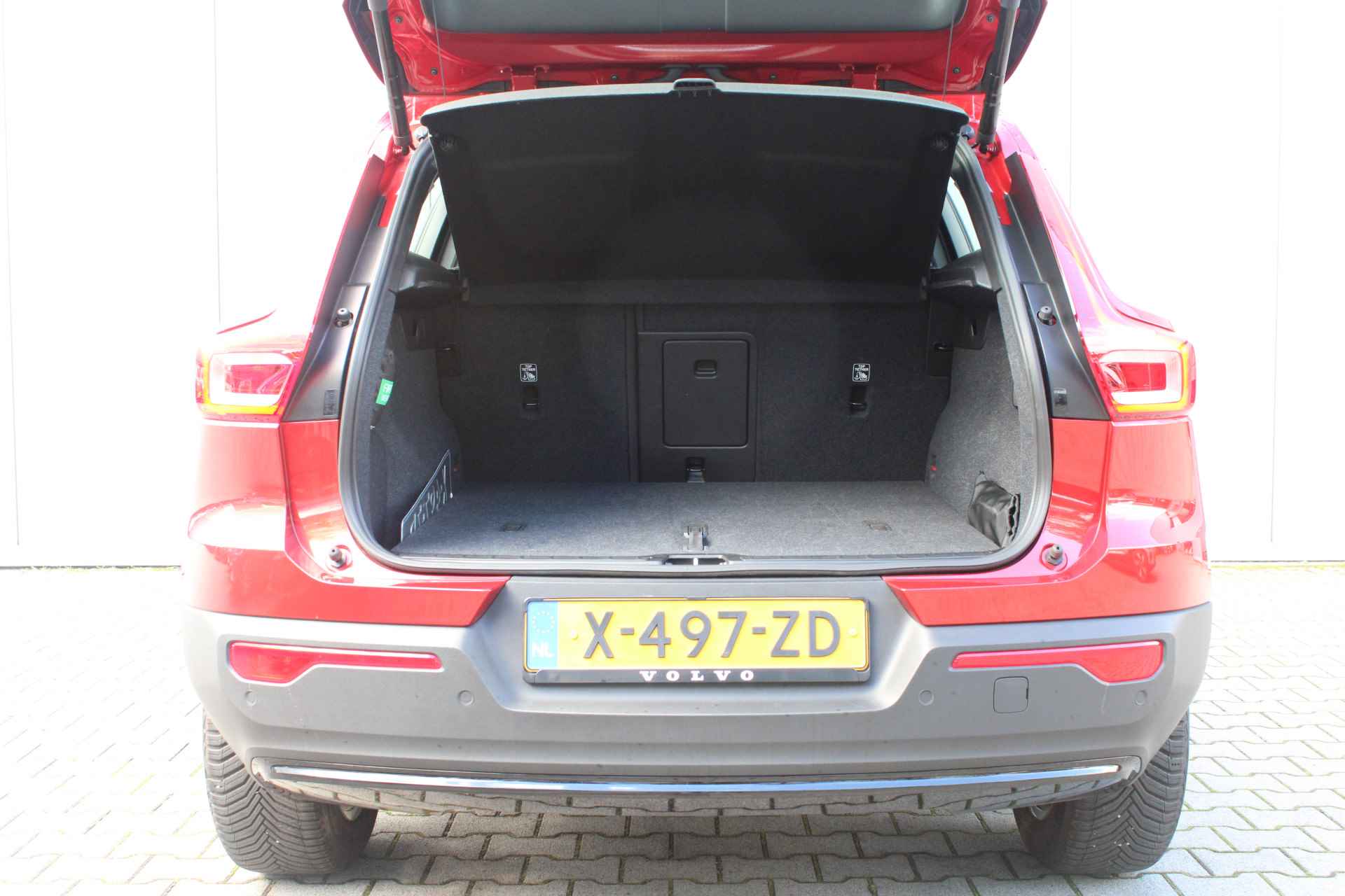 Volvo XC40 B4 211 pk Plus Dark / Trekhaak / Elektrisch verstelbare voorstoelen / Adaptieve Cruise / - 7/32