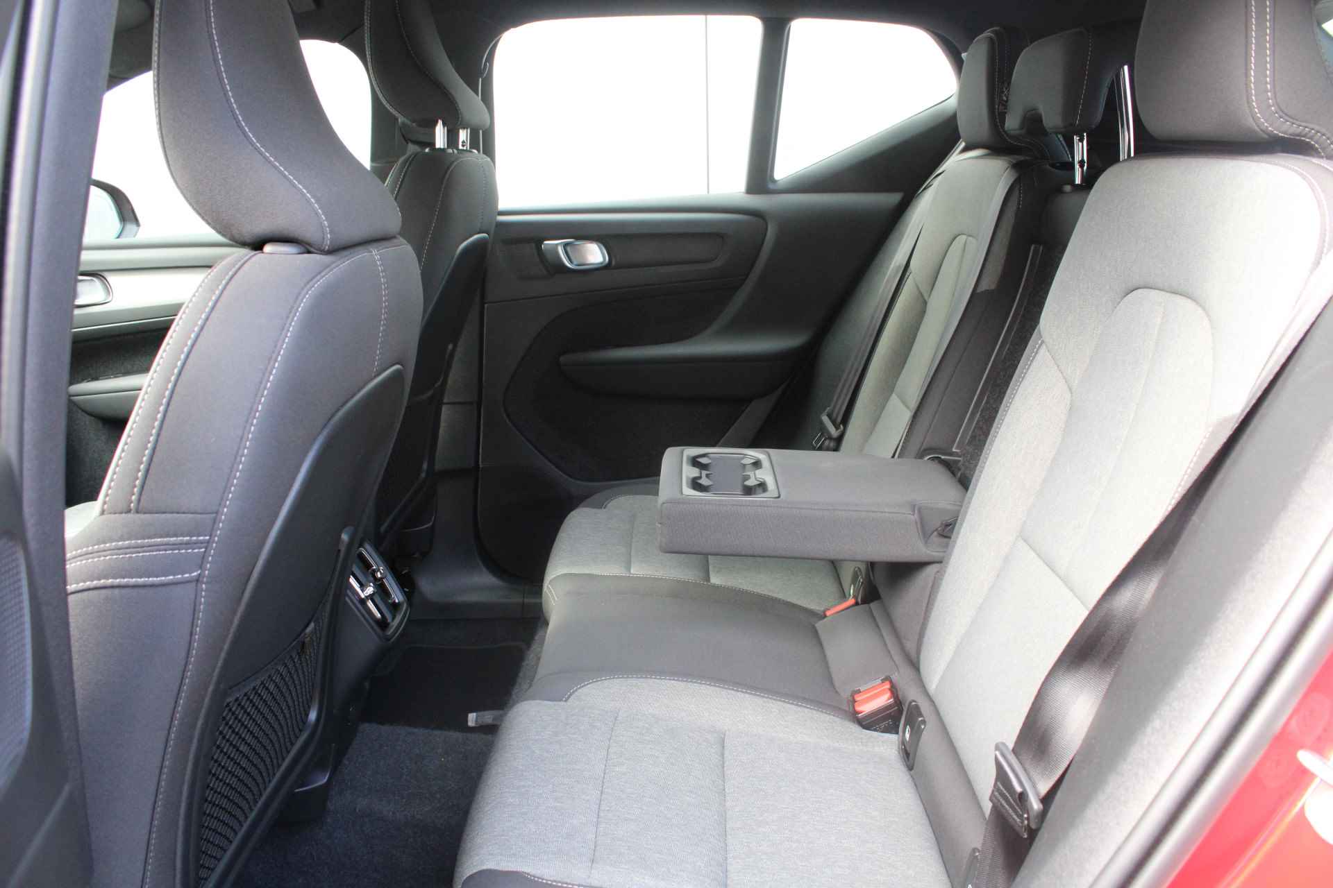 Volvo XC40 B4 211 pk Plus Dark / Trekhaak / Elektrisch verstelbare voorstoelen / Adaptieve Cruise / - 14/32