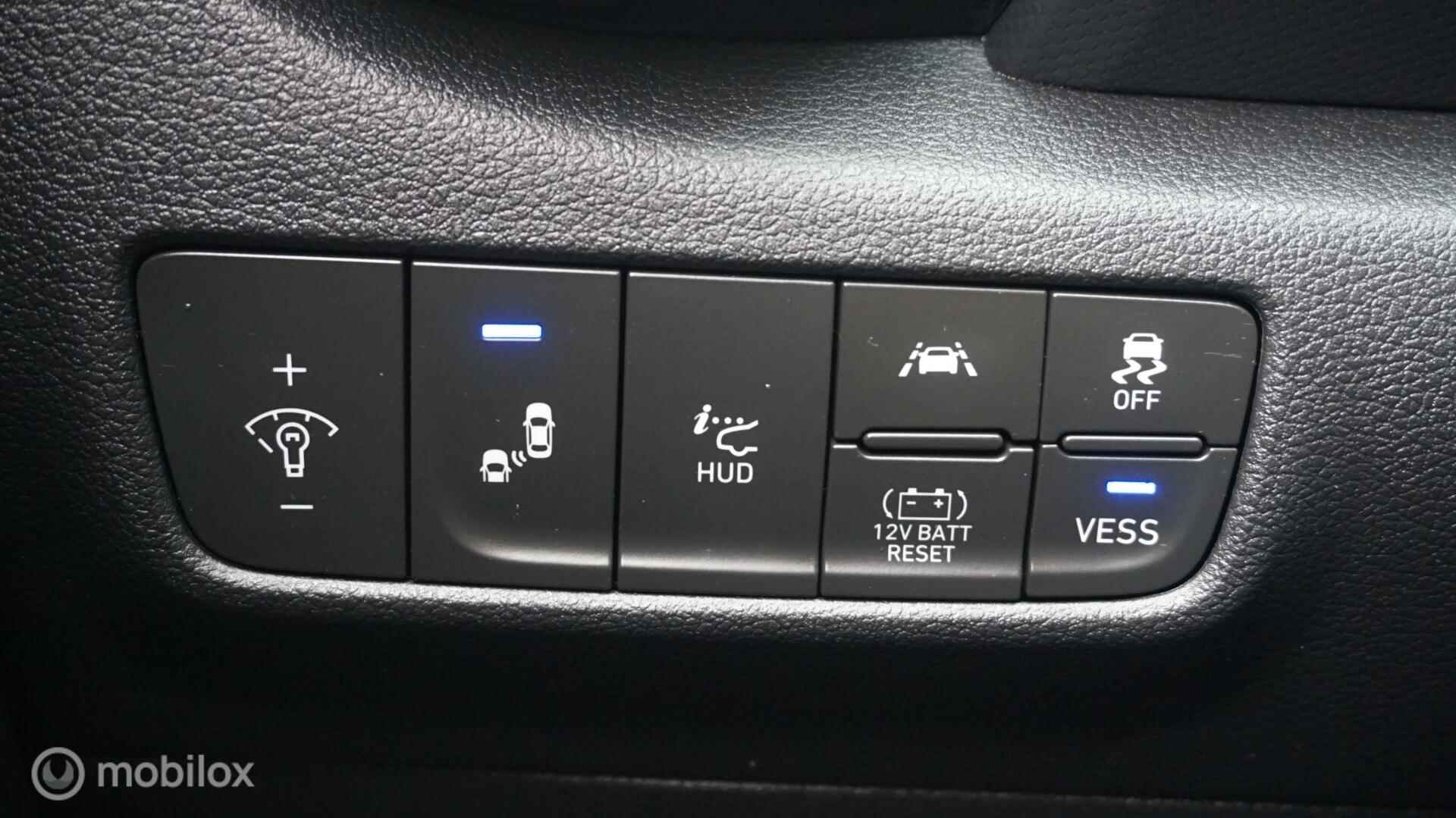 Hyundai Kona 1.6 GDI HEV Premium Navigatie | Leder | Head Up Display - 27/37