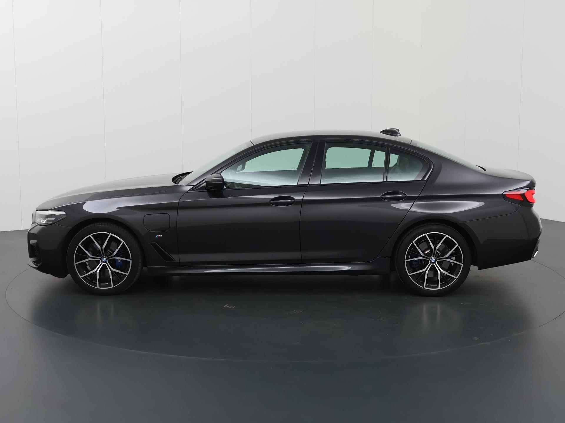 BMW 5-serie 530e High Executive M-Sport | Facelift | Digitaal Dashboard | Keyless go | Stoelverwarming | Navigatie | Stuur verwarming | 19" Lichtmetaal | Sportstoelen | Achteruitrijcamera | - 6/48