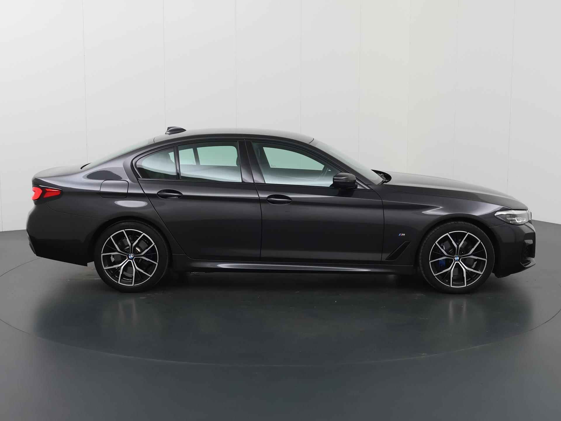BMW 5-serie 530e High Executive M-Sport | Facelift | Digitaal Dashboard | Keyless go | Stoelverwarming | Navigatie | Stuur verwarming | 19" Lichtmetaal | Sportstoelen | Achteruitrijcamera | - 7/48