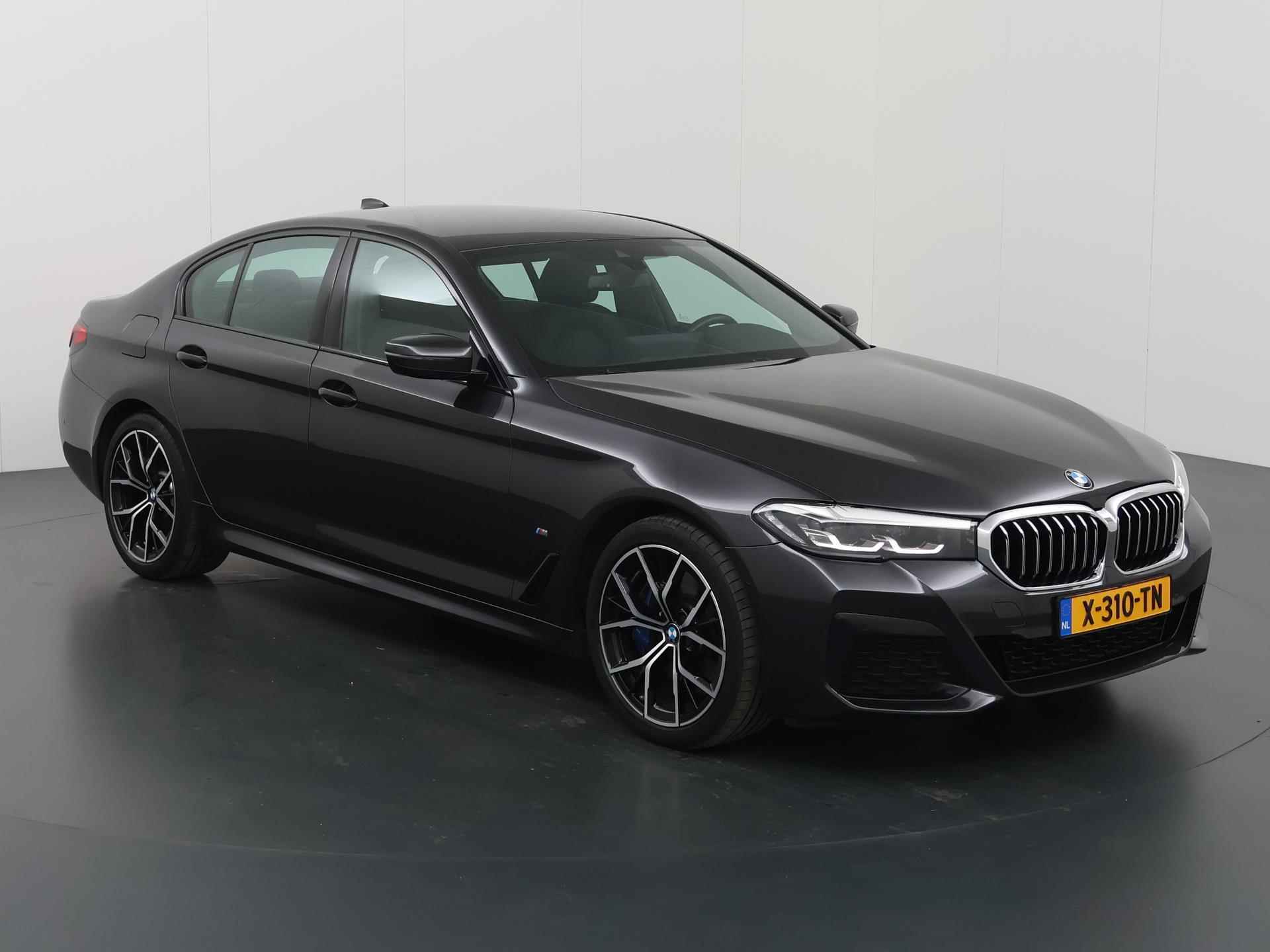 BMW 5-serie 530e High Executive M-Sport | Facelift | Digitaal Dashboard | Keyless go | Stoelverwarming | Navigatie | Stuur verwarming | 19" Lichtmetaal | Sportstoelen | Achteruitrijcamera | - 24/48