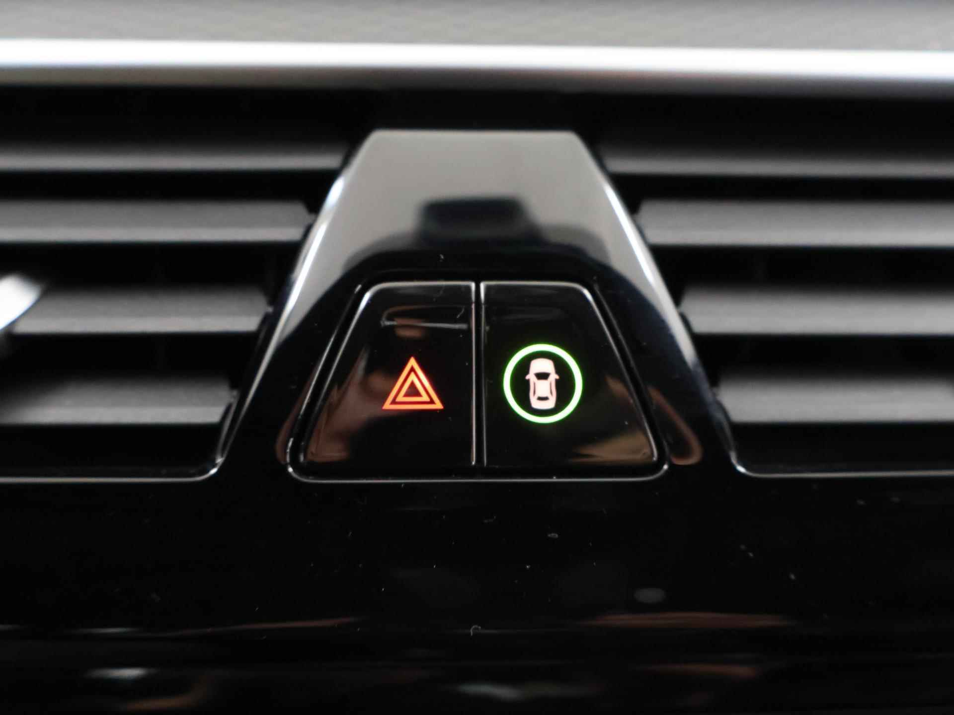 BMW 5-serie 530e High Executive M-Sport | Facelift | Digitaal Dashboard | Keyless go | Stoelverwarming | Navigatie | Stuur verwarming | 19" Lichtmetaal | Sportstoelen | Achteruitrijcamera | - 26/48