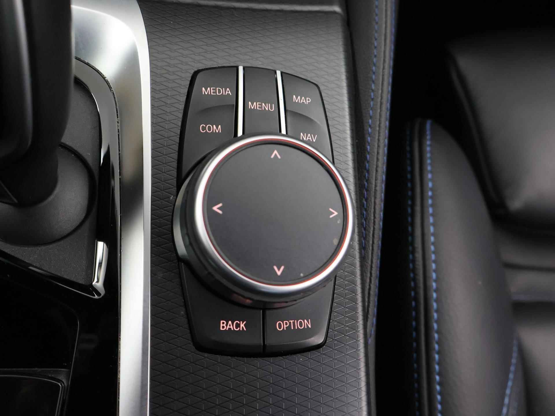 BMW 5-serie 530e High Executive M-Sport | Facelift | Digitaal Dashboard | Keyless go | Stoelverwarming | Navigatie | Stuur verwarming | 19" Lichtmetaal | Sportstoelen | Achteruitrijcamera | - 29/48