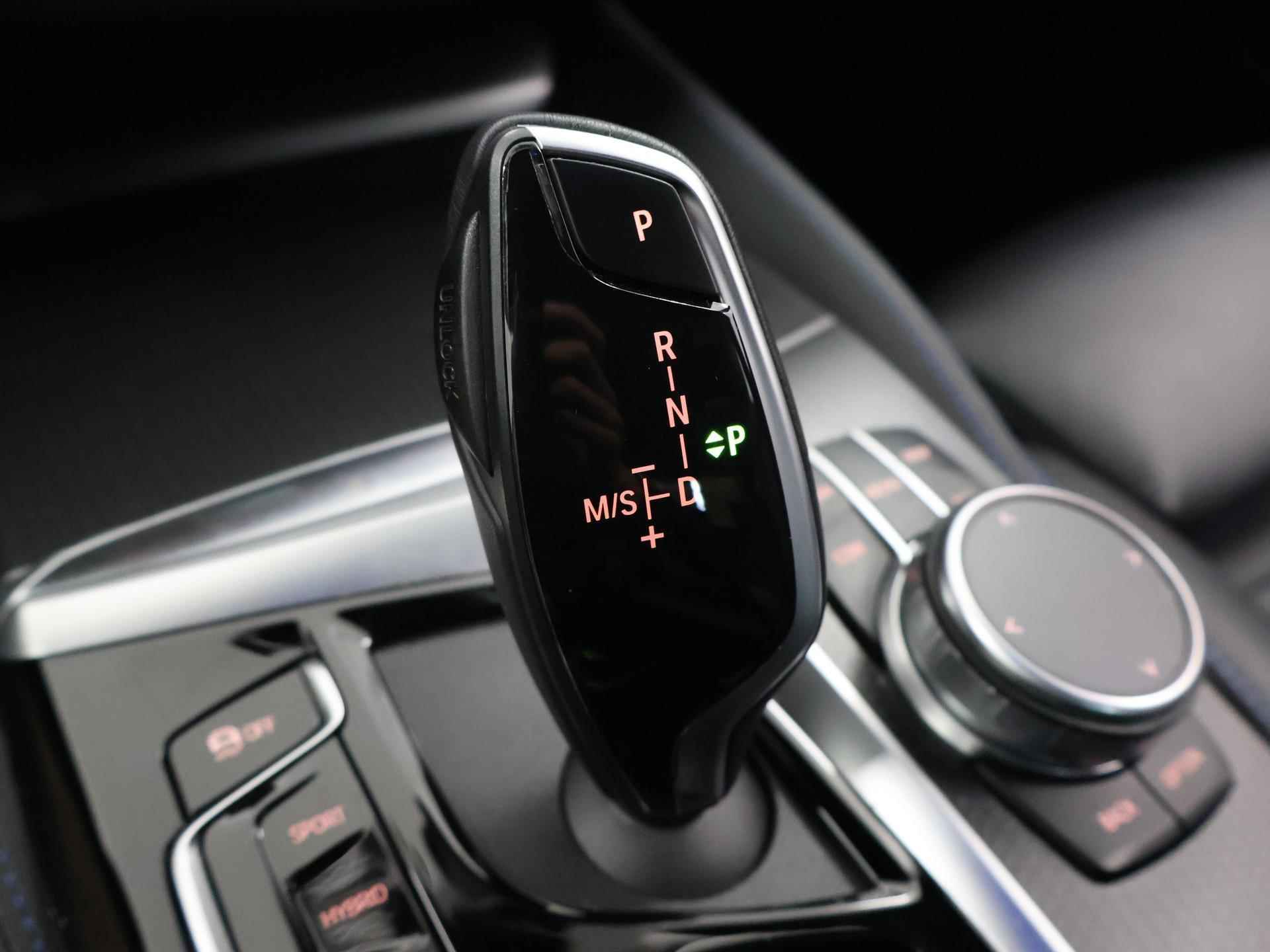 BMW 5-serie 530e High Executive M-Sport | Facelift | Digitaal Dashboard | Keyless go | Stoelverwarming | Navigatie | Stuur verwarming | 19" Lichtmetaal | Sportstoelen | Achteruitrijcamera | - 30/48