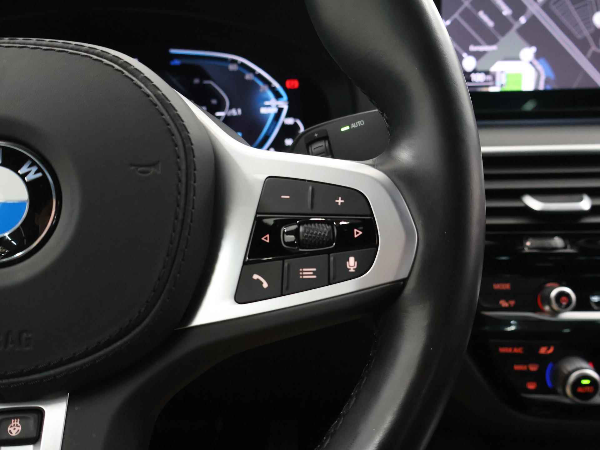 BMW 5-serie 530e High Executive M-Sport | Facelift | Digitaal Dashboard | Keyless go | Stoelverwarming | Navigatie | Stuur verwarming | 19" Lichtmetaal | Sportstoelen | Achteruitrijcamera | - 32/48