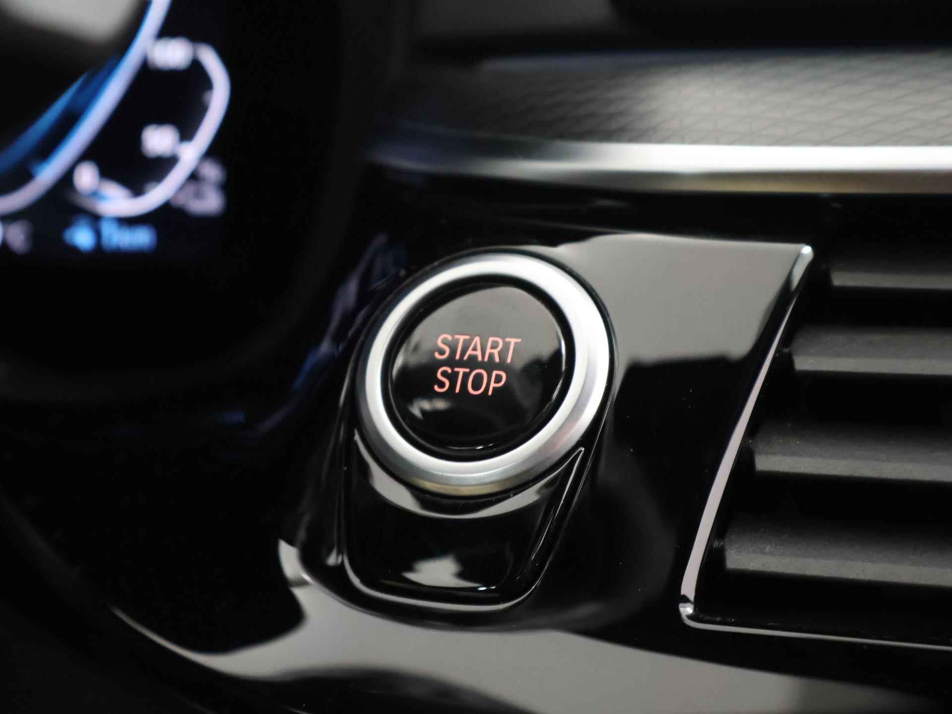 BMW 5-serie 530e High Executive M-Sport | Facelift | Digitaal Dashboard | Keyless go | Stoelverwarming | Navigatie | Stuur verwarming | 19" Lichtmetaal | Sportstoelen | Achteruitrijcamera | - 34/48