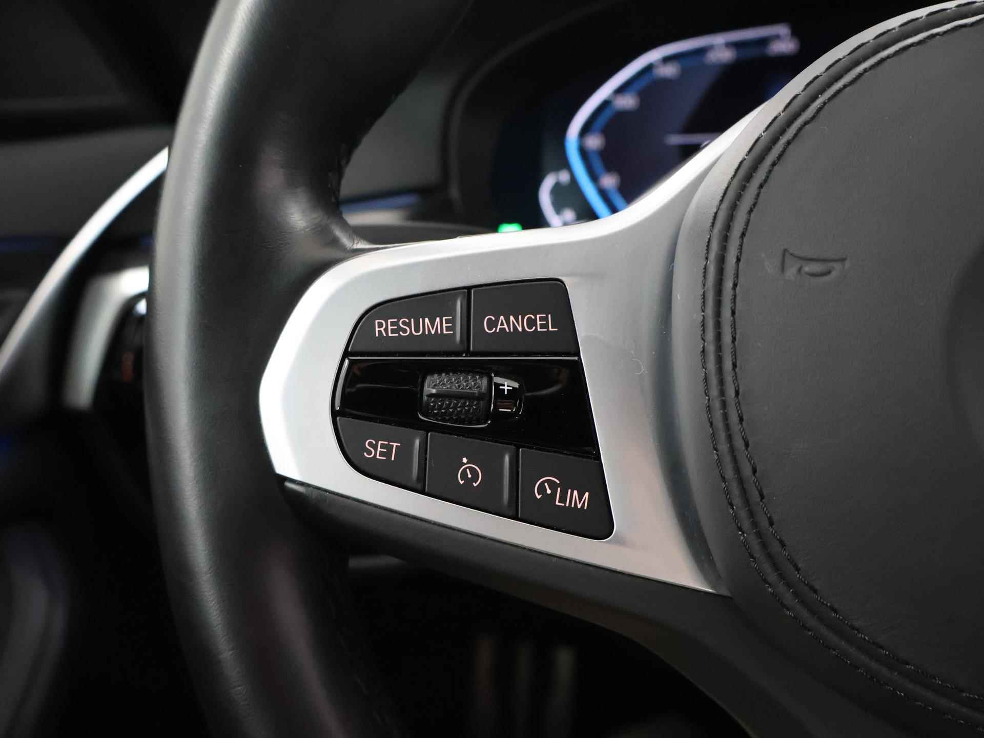 BMW 5-serie 530e High Executive M-Sport | Facelift | Digitaal Dashboard | Keyless go | Stoelverwarming | Navigatie | Stuur verwarming | 19" Lichtmetaal | Sportstoelen | Achteruitrijcamera | - 35/48