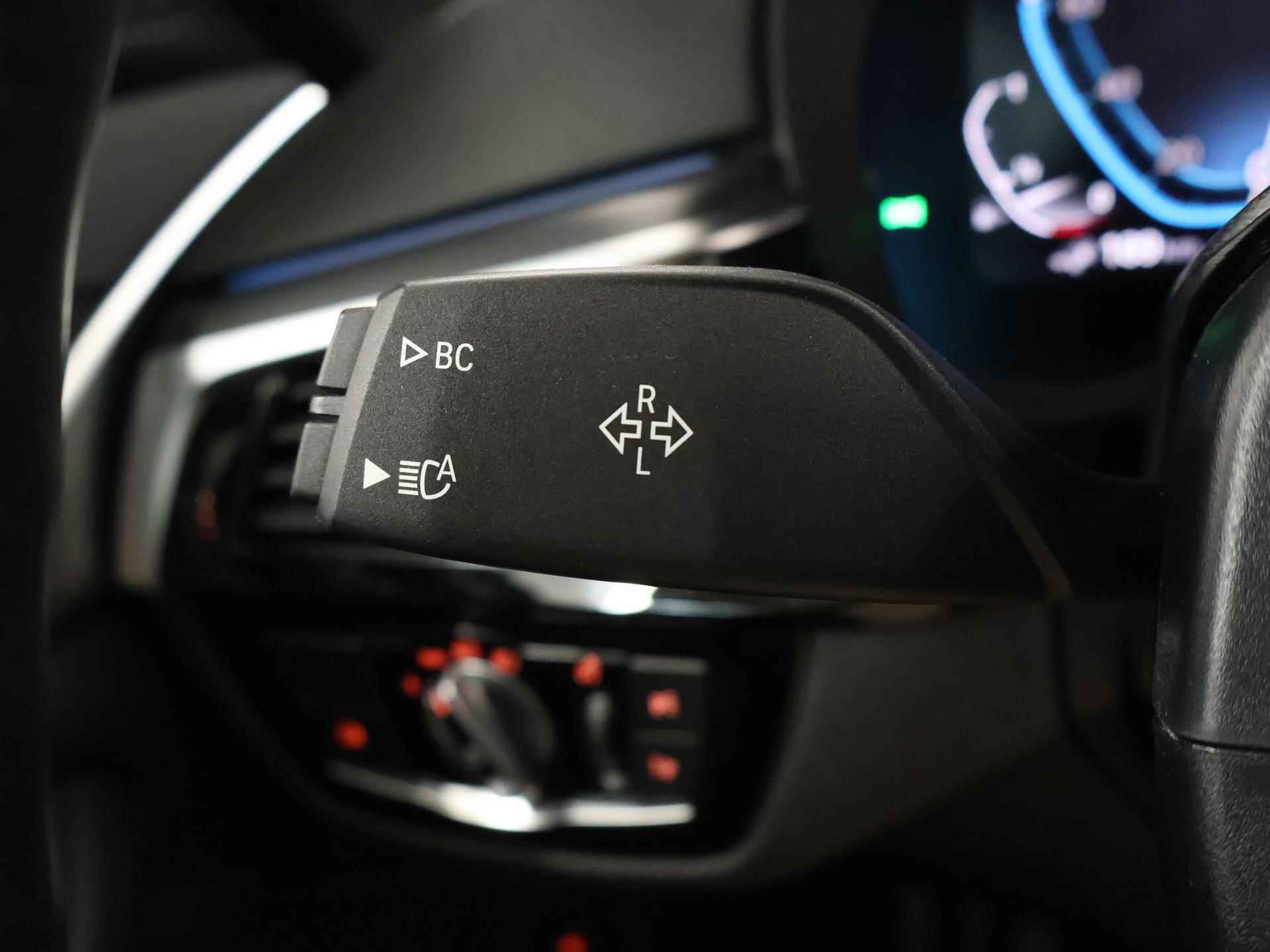 BMW 5-serie 530e High Executive M-Sport | Facelift | Digitaal Dashboard | Keyless go | Stoelverwarming | Navigatie | Stuur verwarming | 19" Lichtmetaal | Sportstoelen | Achteruitrijcamera | - 36/48