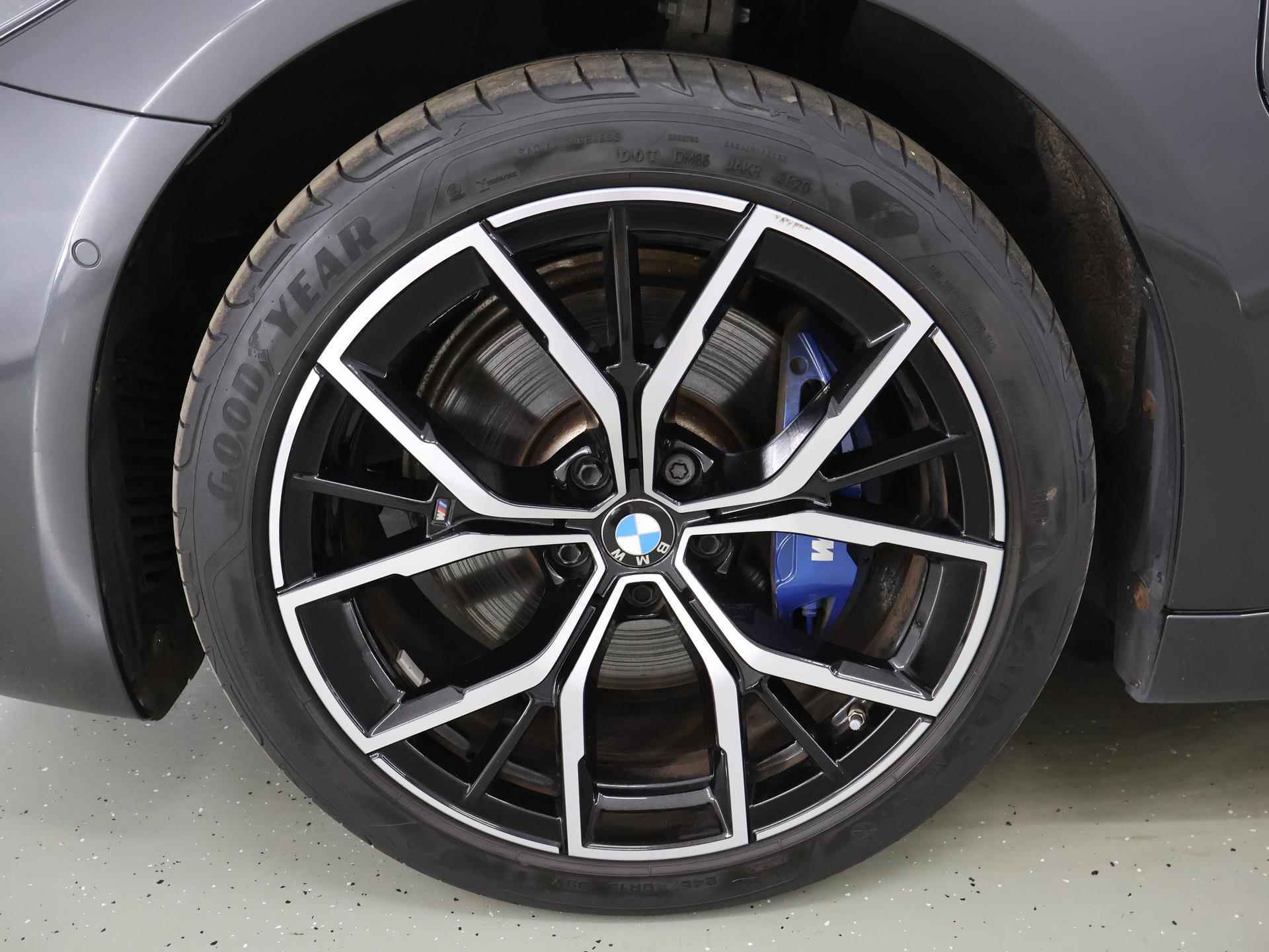 BMW 5-serie 530e High Executive M-Sport | Facelift | Digitaal Dashboard | Keyless go | Stoelverwarming | Navigatie | Stuur verwarming | 19" Lichtmetaal | Sportstoelen | Achteruitrijcamera | - 45/48