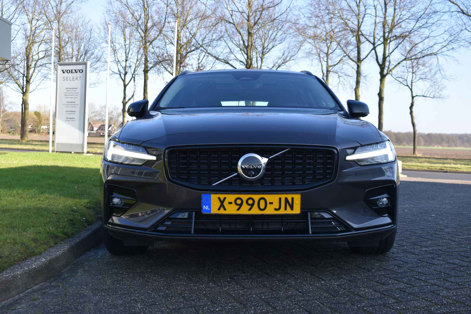 Volvo V60 B3 Plus Dark | Panorama Dak | 360° Camera | Trekhaak - 3/48