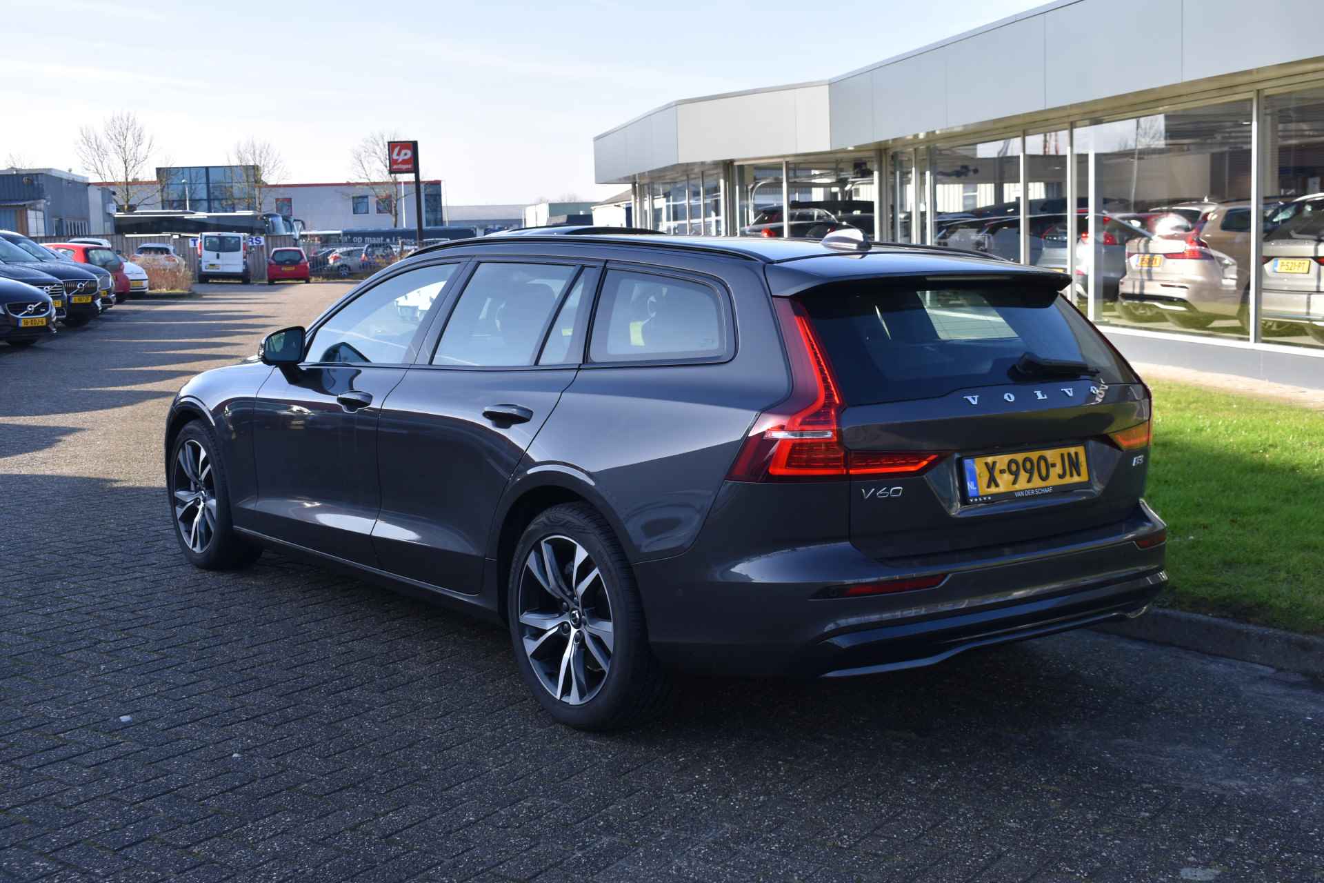 Volvo V60 B3 Plus Dark | Panorama Dak | 360° Camera | Trekhaak - 13/48