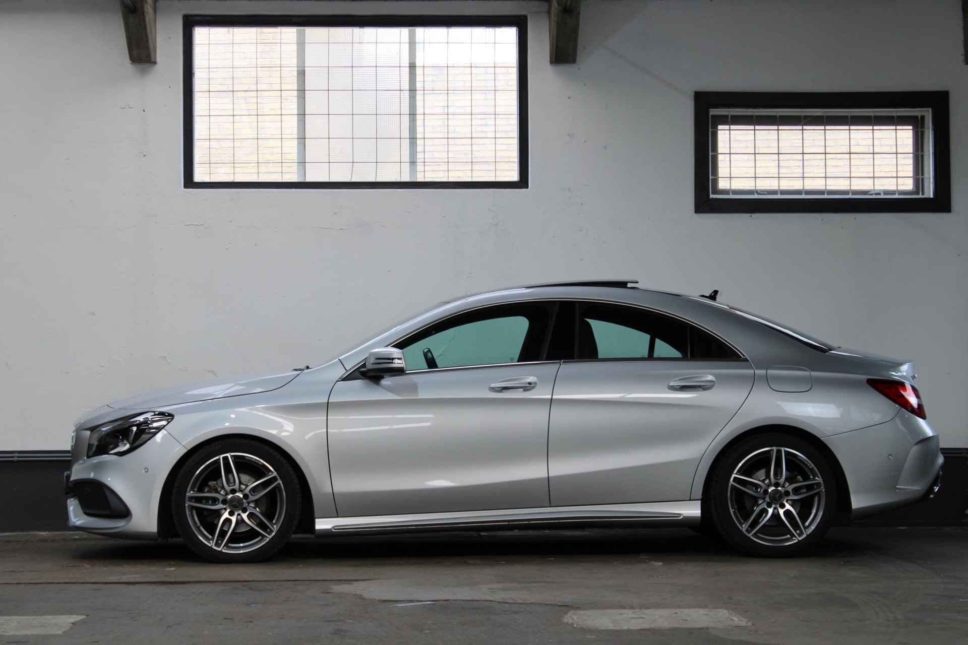 Mercedes-Benz CLA-klasse 180 Ambition AMG | Panoramadak | Apple car play | NL geleverd - 2/24