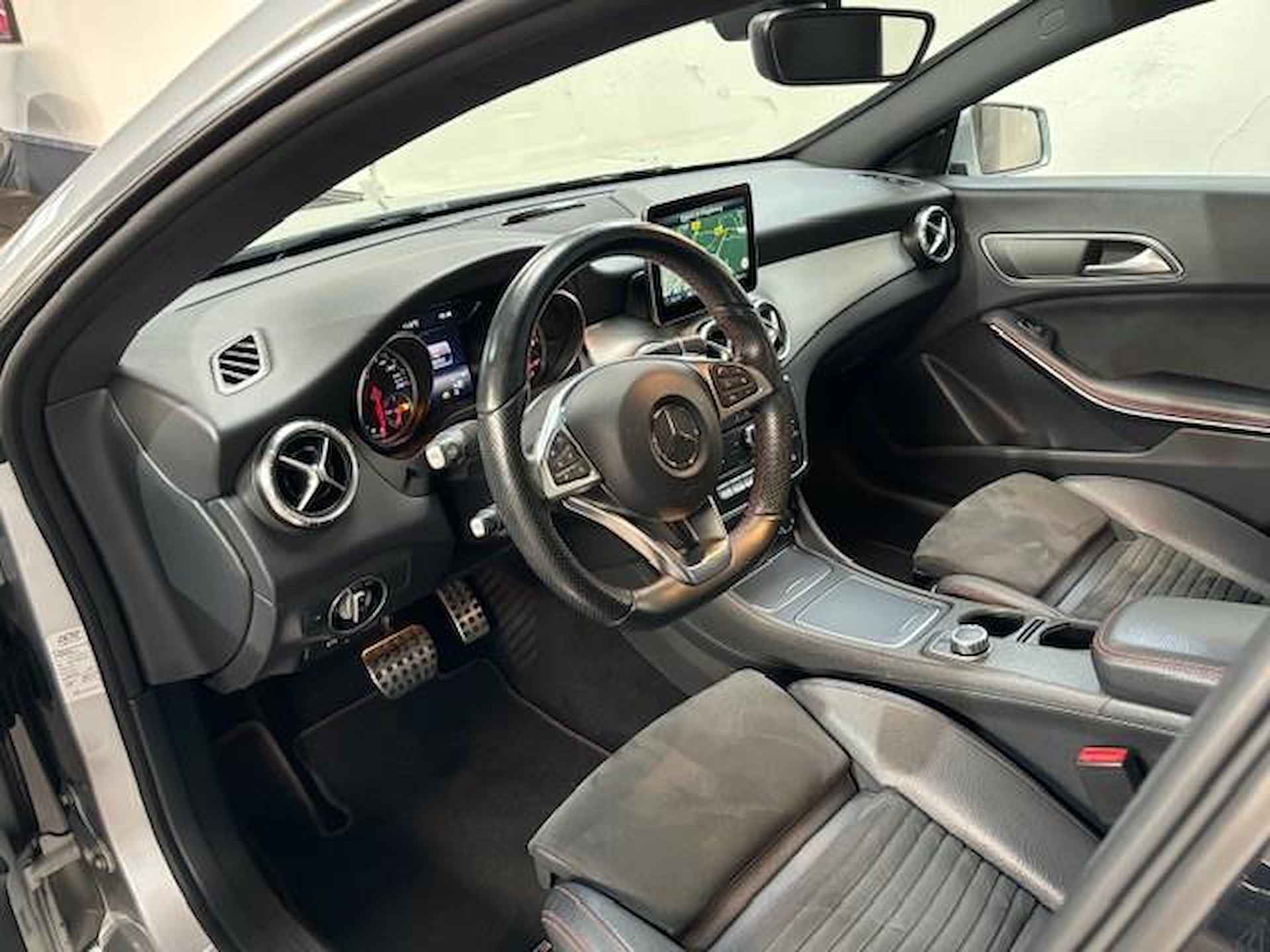 Mercedes-Benz CLA-klasse 180 Ambition AMG | Panoramadak | Apple car play | NL geleverd - 6/24
